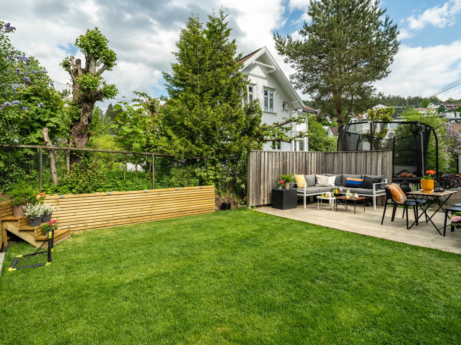 Uteområdet er en blanding av plen og terrasse. Galleribilde