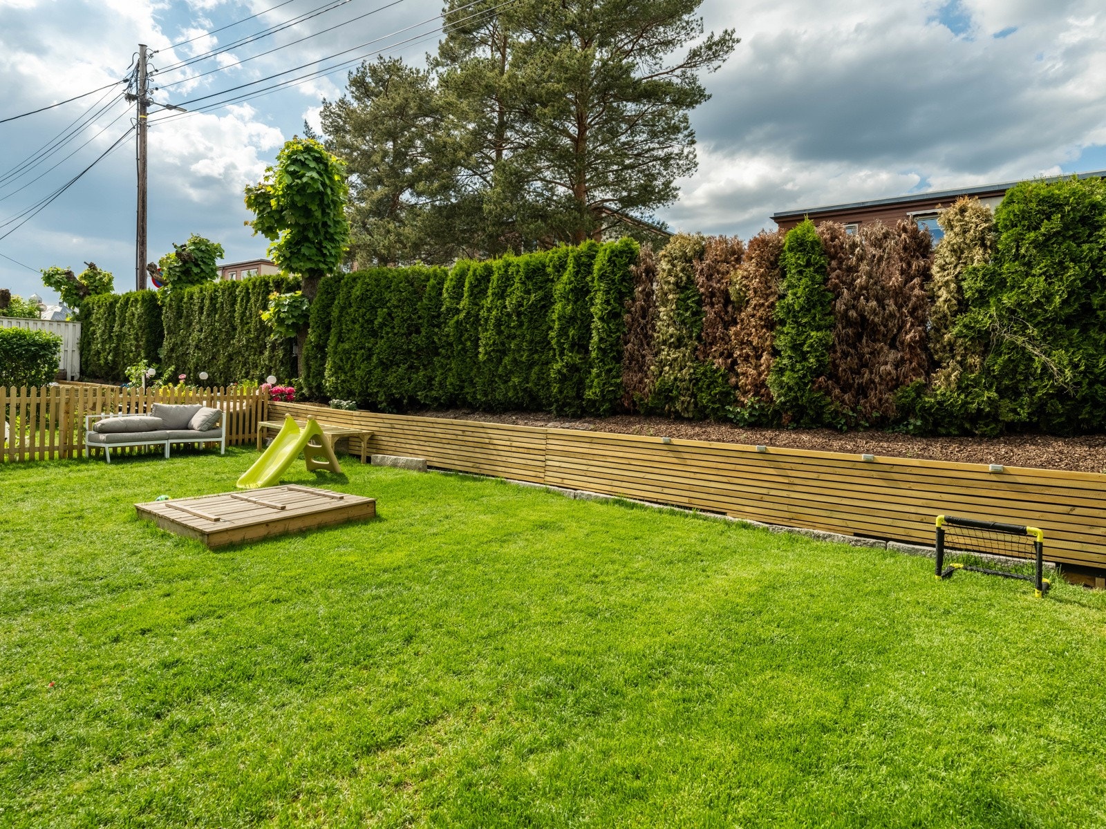 Her er de andre hagene også. Det planlegges en mer fysisk deling, f.eks. med hekk eller gjerde. Vi lar ny eier selv velge hva de ønsker. Galleribilde