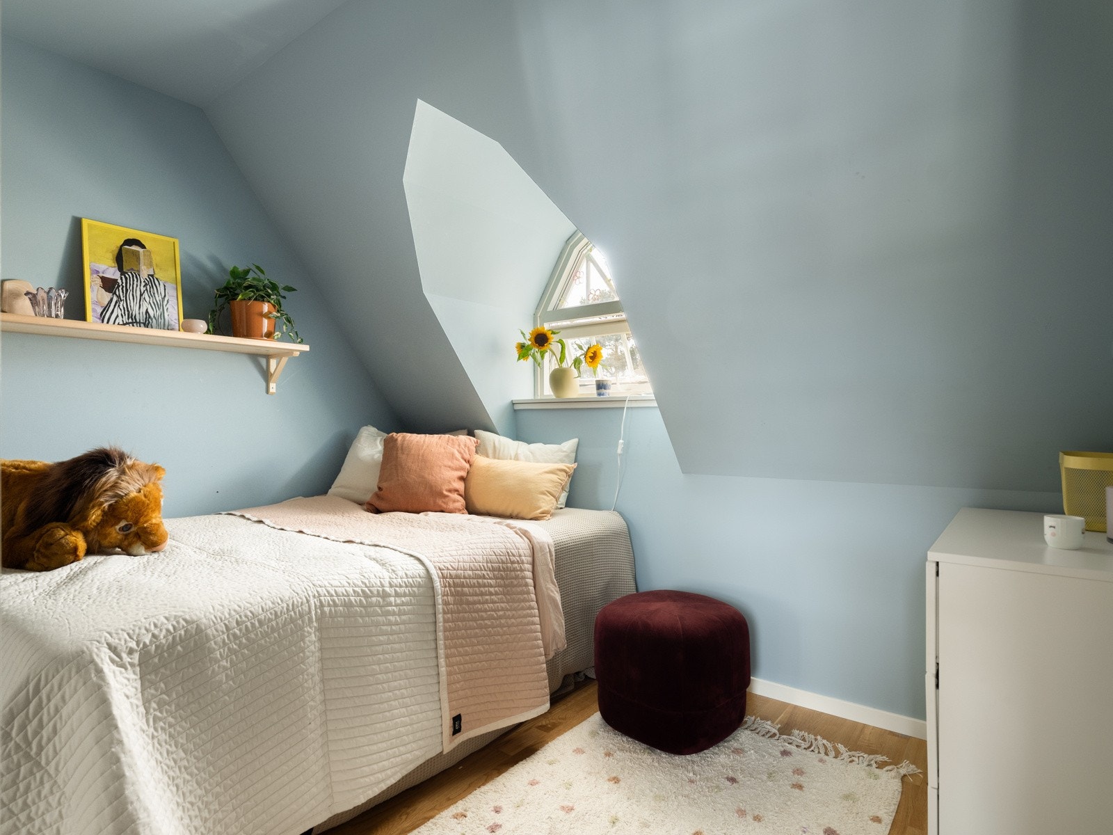 Skikkelig koselig vindu i takarken. Galleribilde