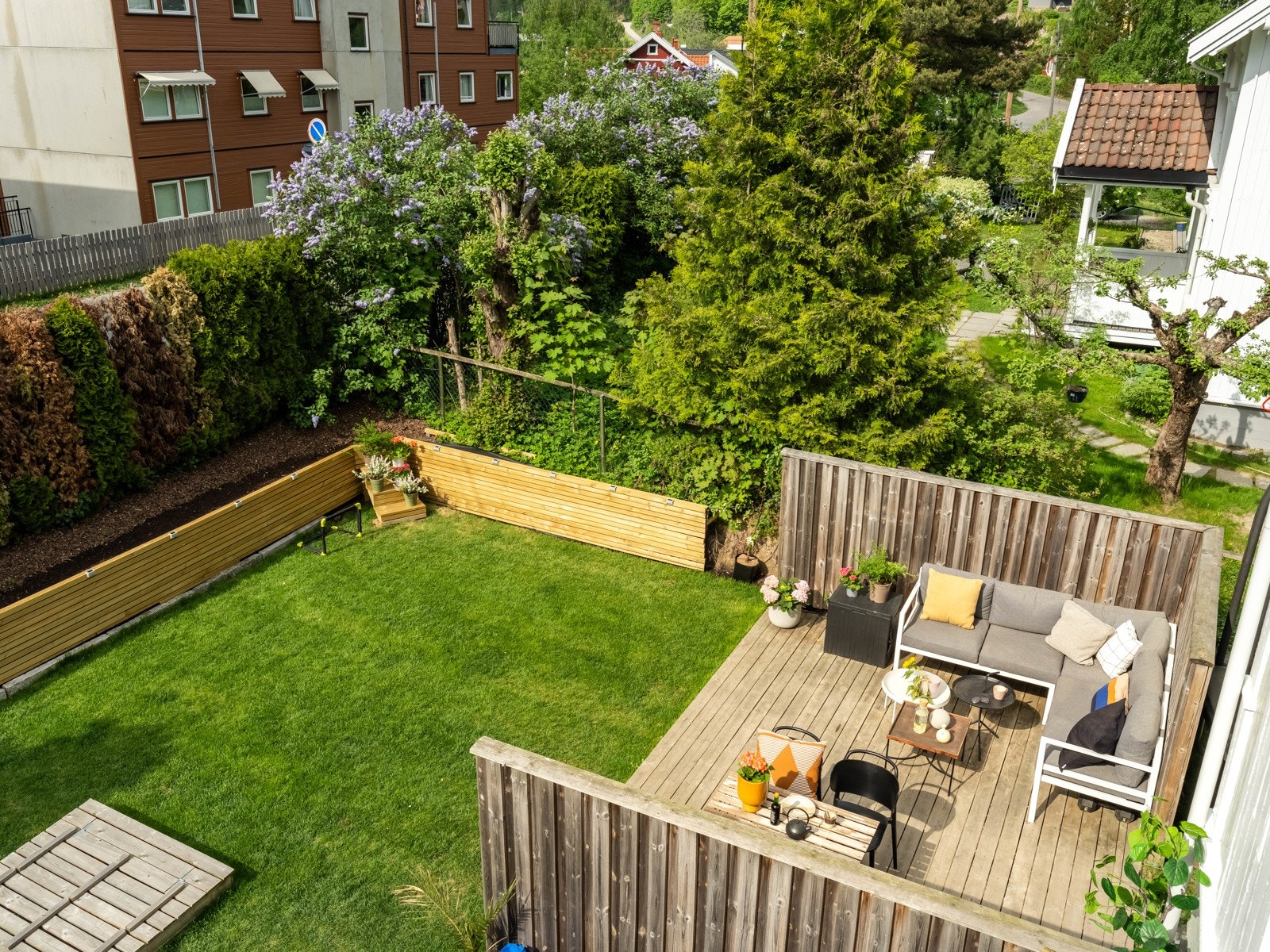 Fra balkongen ser du også rett ned i den koselige hagen. Mer om den etterpå. Galleribilde