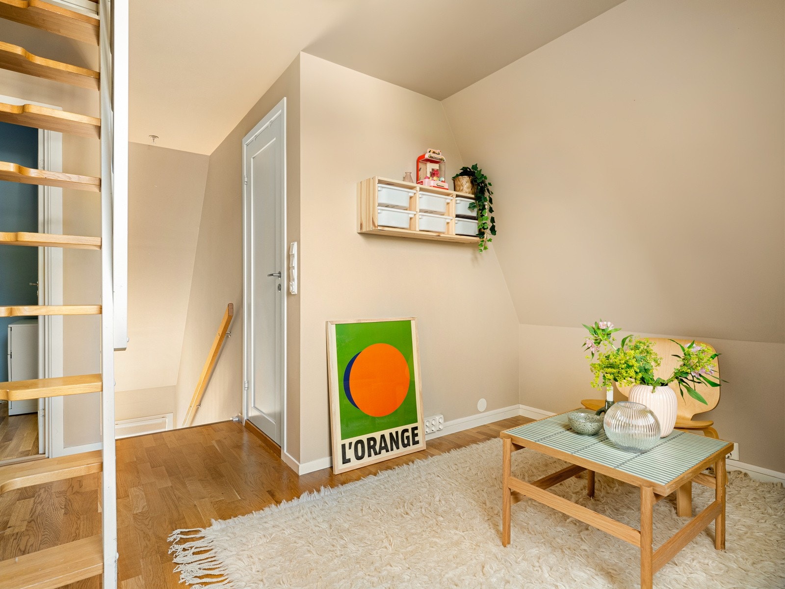 Og ja, vi har fjernet TV´n fordi det ser bedre ut på bilder. Pleier å henge på veggen her. Galleribilde