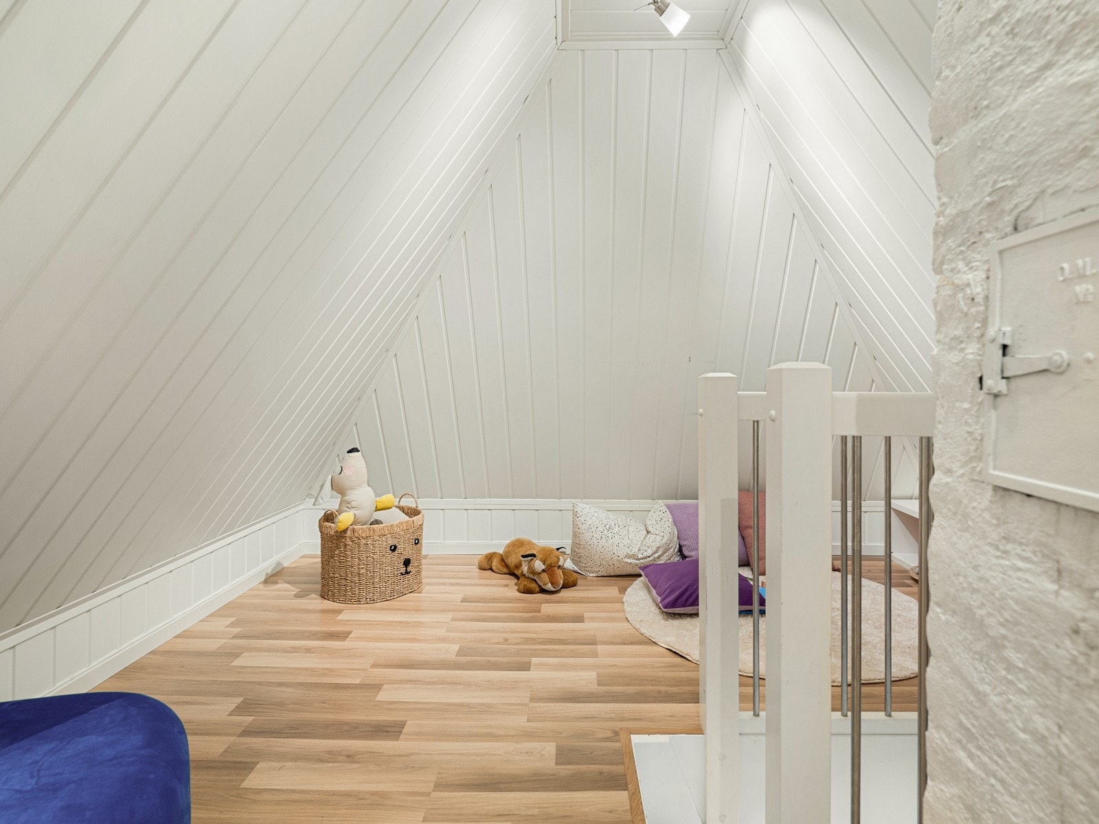 Det er så klart ikke godkjent for noe varig opphold, men funker fint som lekerom eller arbeidsplass. Galleribilde