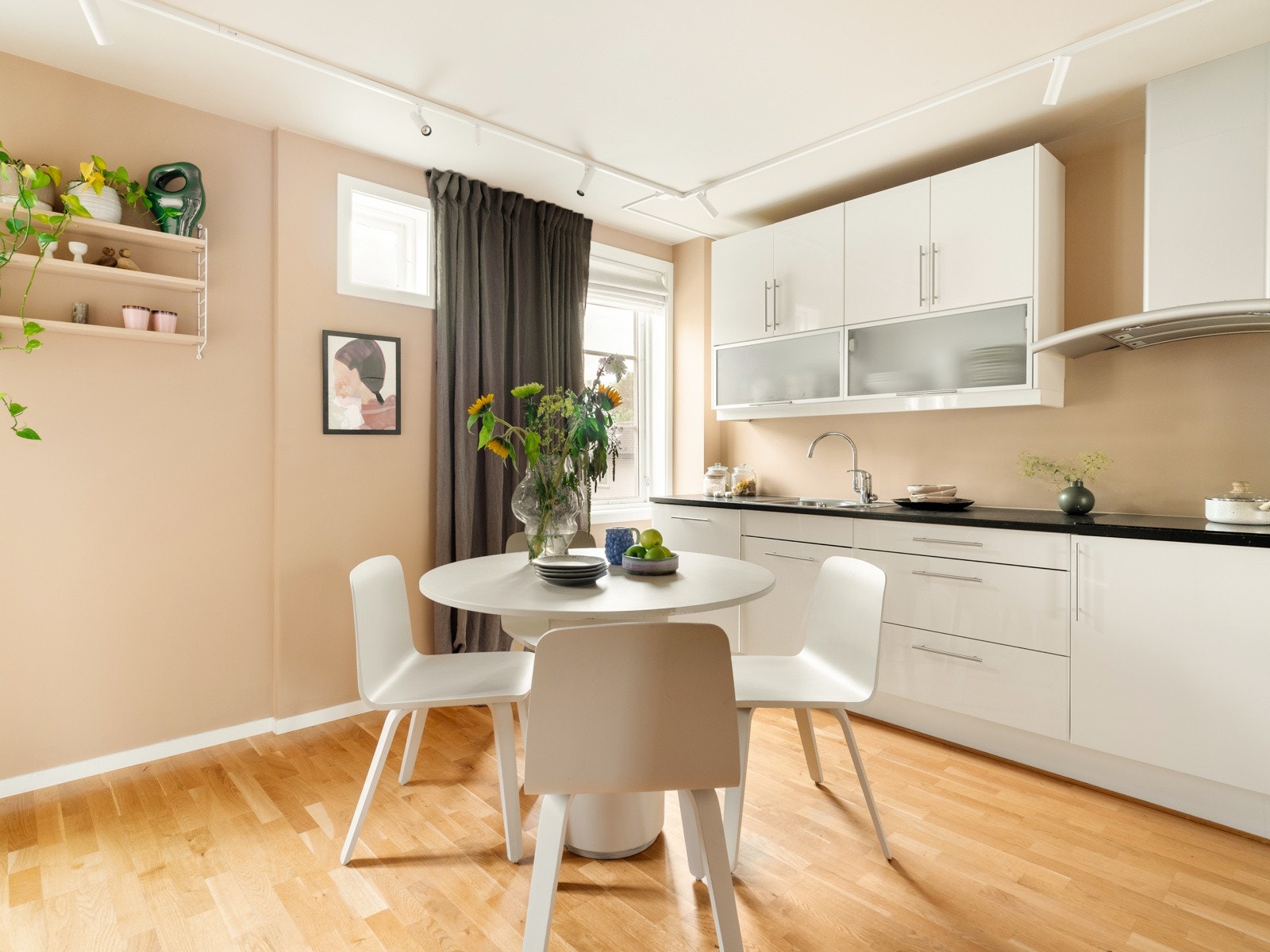 Fin spiseplass på kjøkkenet. Galleribilde