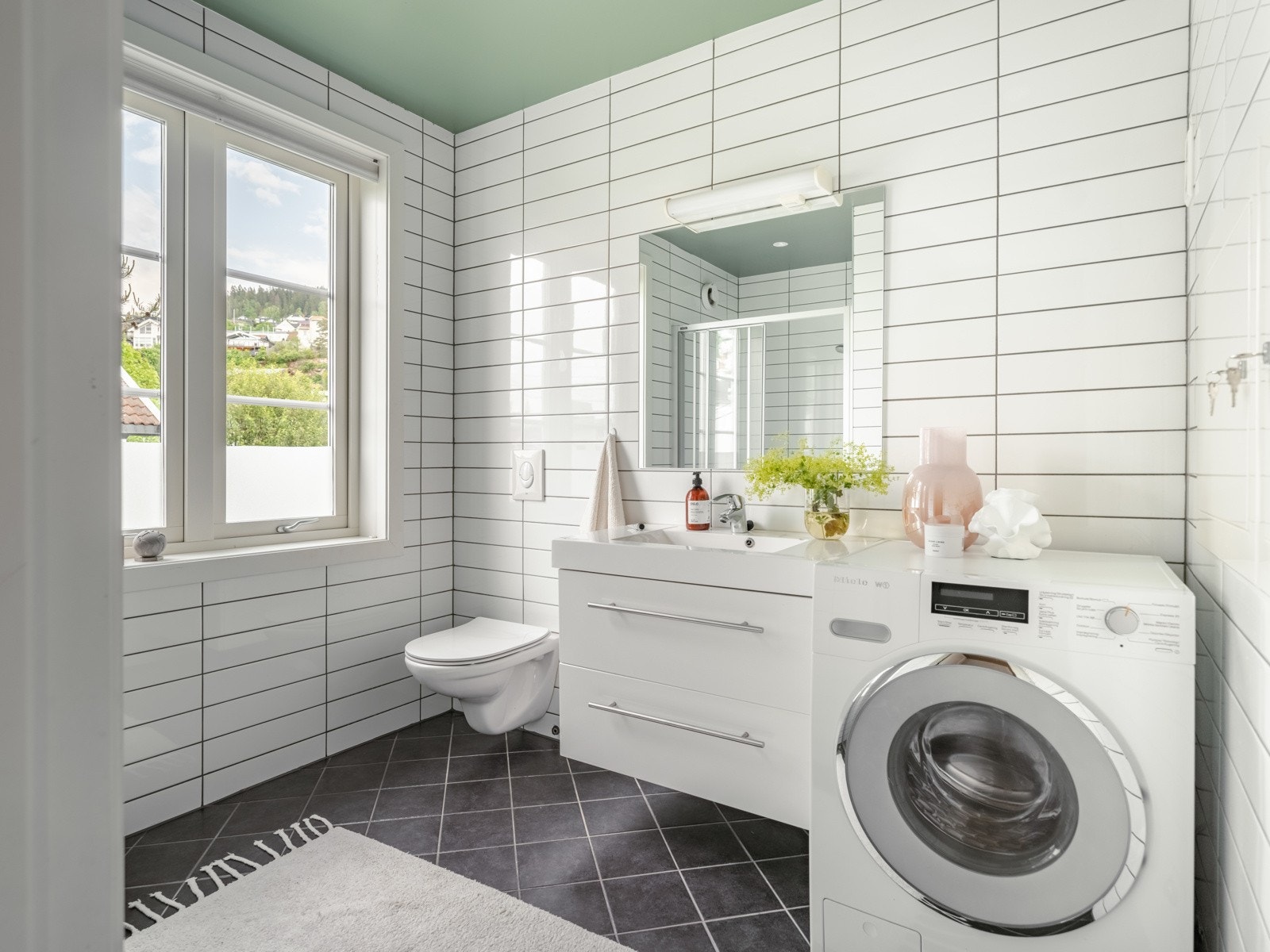 Badet i denne etasjen er stort og lekkert. Galleribilde