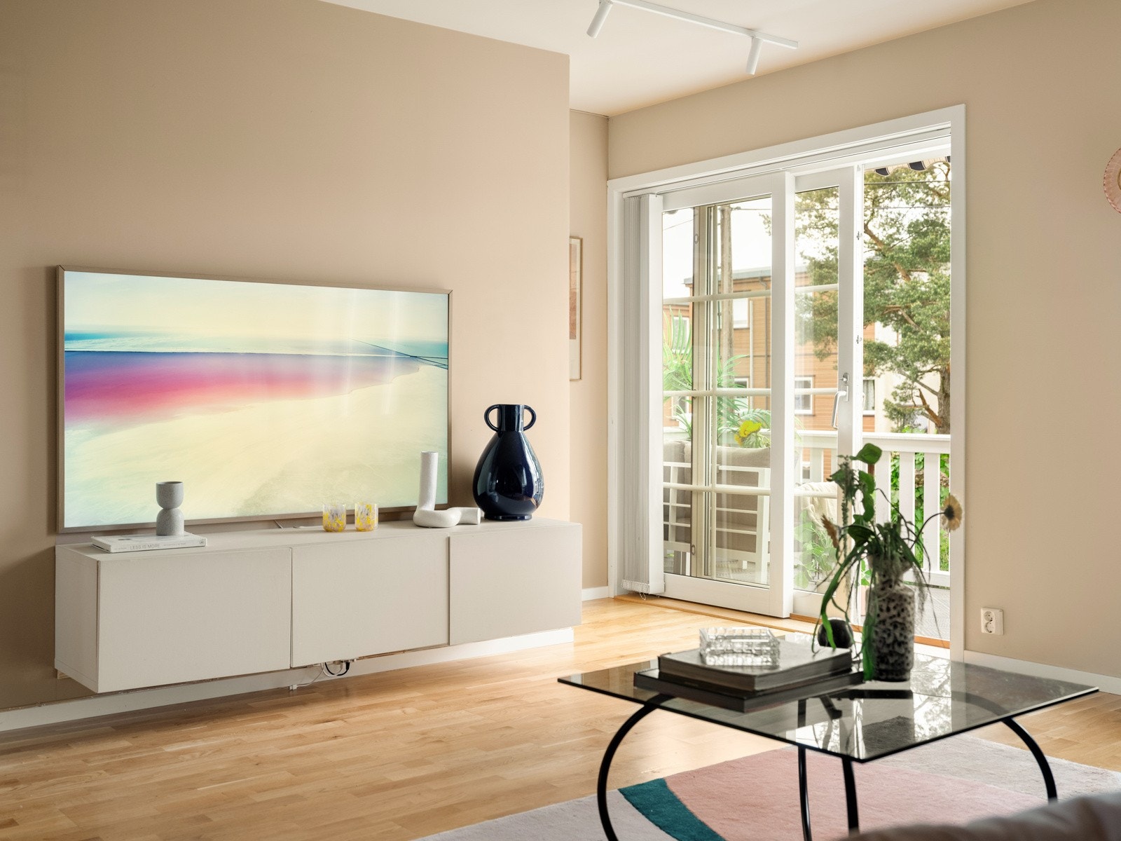 Fra stua er det doble dører ut mot balkongen. Galleribilde