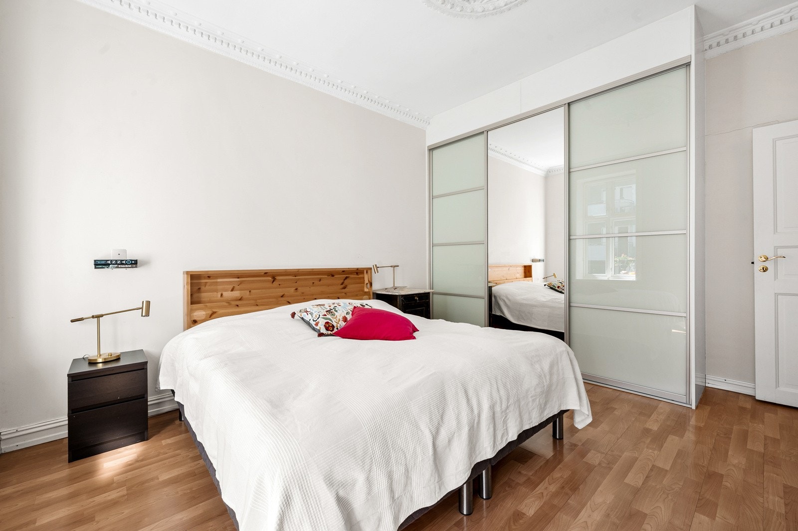 Garderobeskapene er montert i 2011, her får du rikelig med oppbevaringsplass. Galleribilde