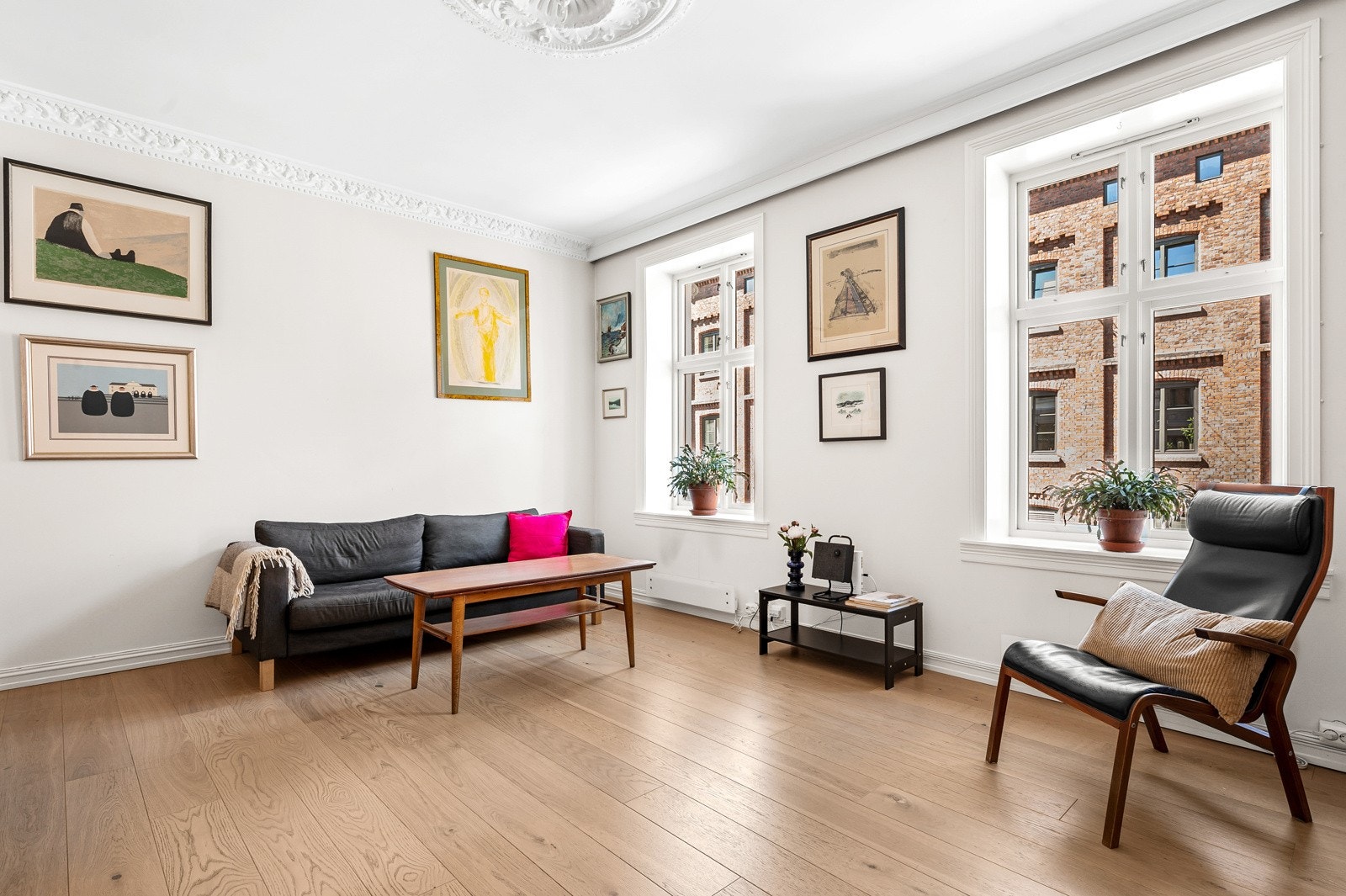 Velkommen inn til det som kan bli ditt nye drømmehjem - Sentralt, skjermet og med gåavstand til det meste! Galleribilde