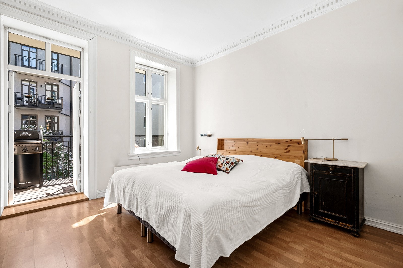 Soverommet vender ut mot rolig bakgård og har en god størrelse hvor du får plass til stor dobbeltseng. Galleribilde