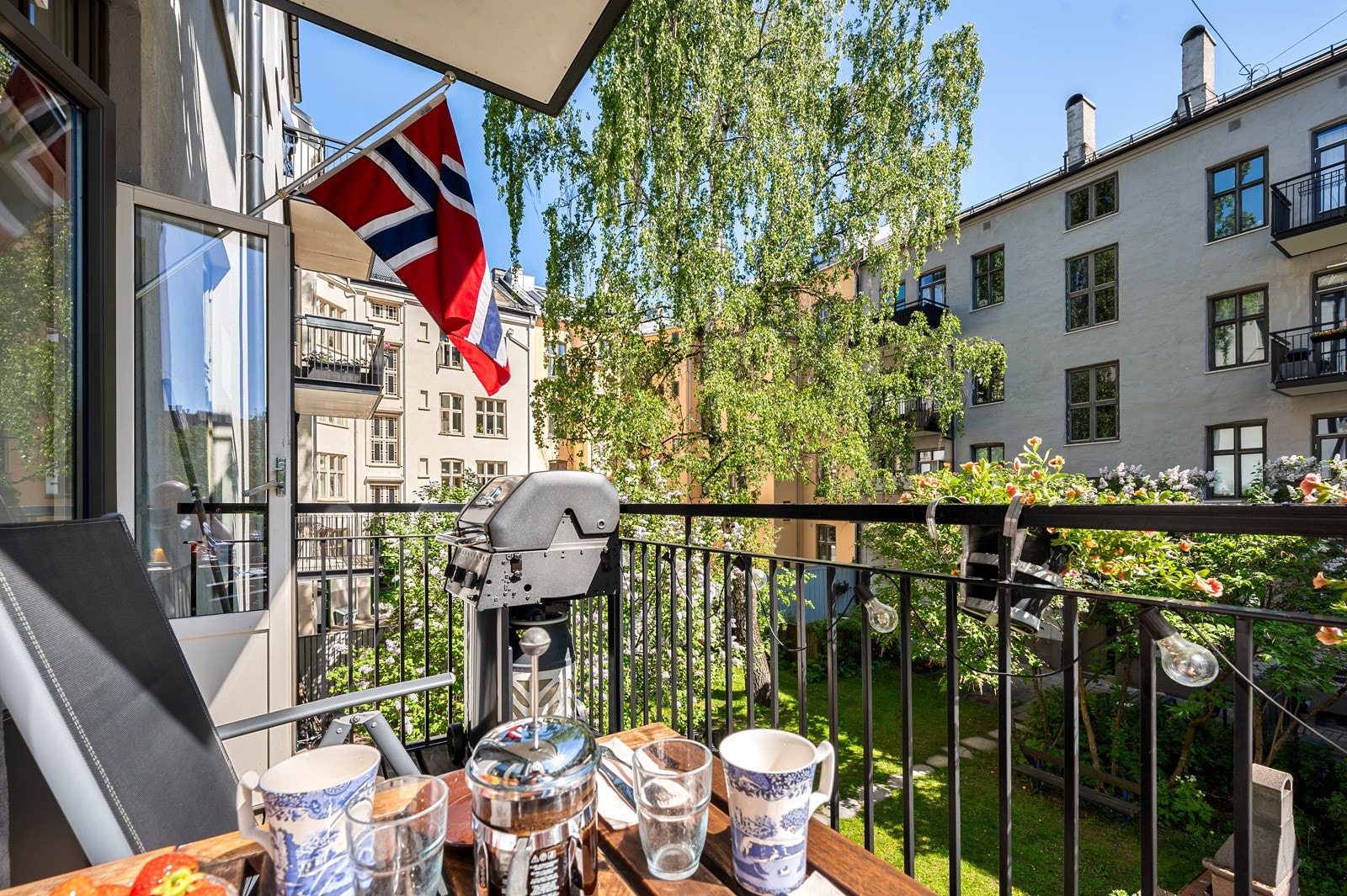 Velkommen til denne nydelige oasen, sentralt og attraktivt på Grünerløkka! Galleribilde