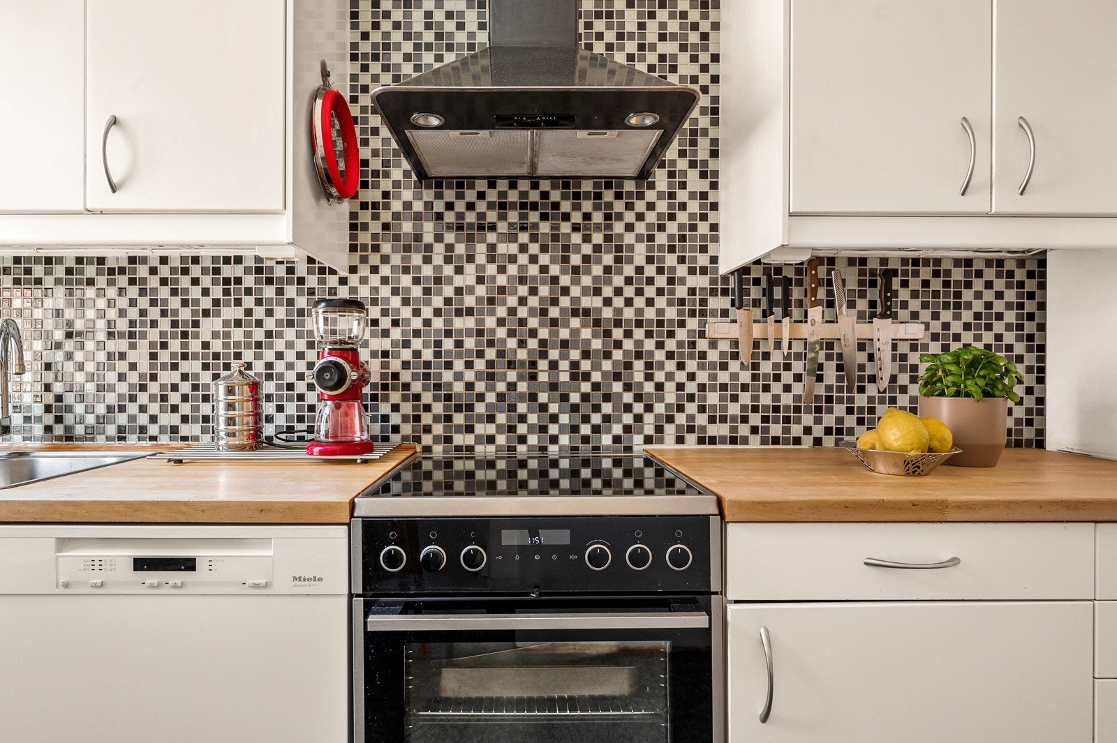 Kjøkkenet er pusset opp i 2005. Alle hvitevarer på kjøkken vil følge boligen ved salg. Galleribilde