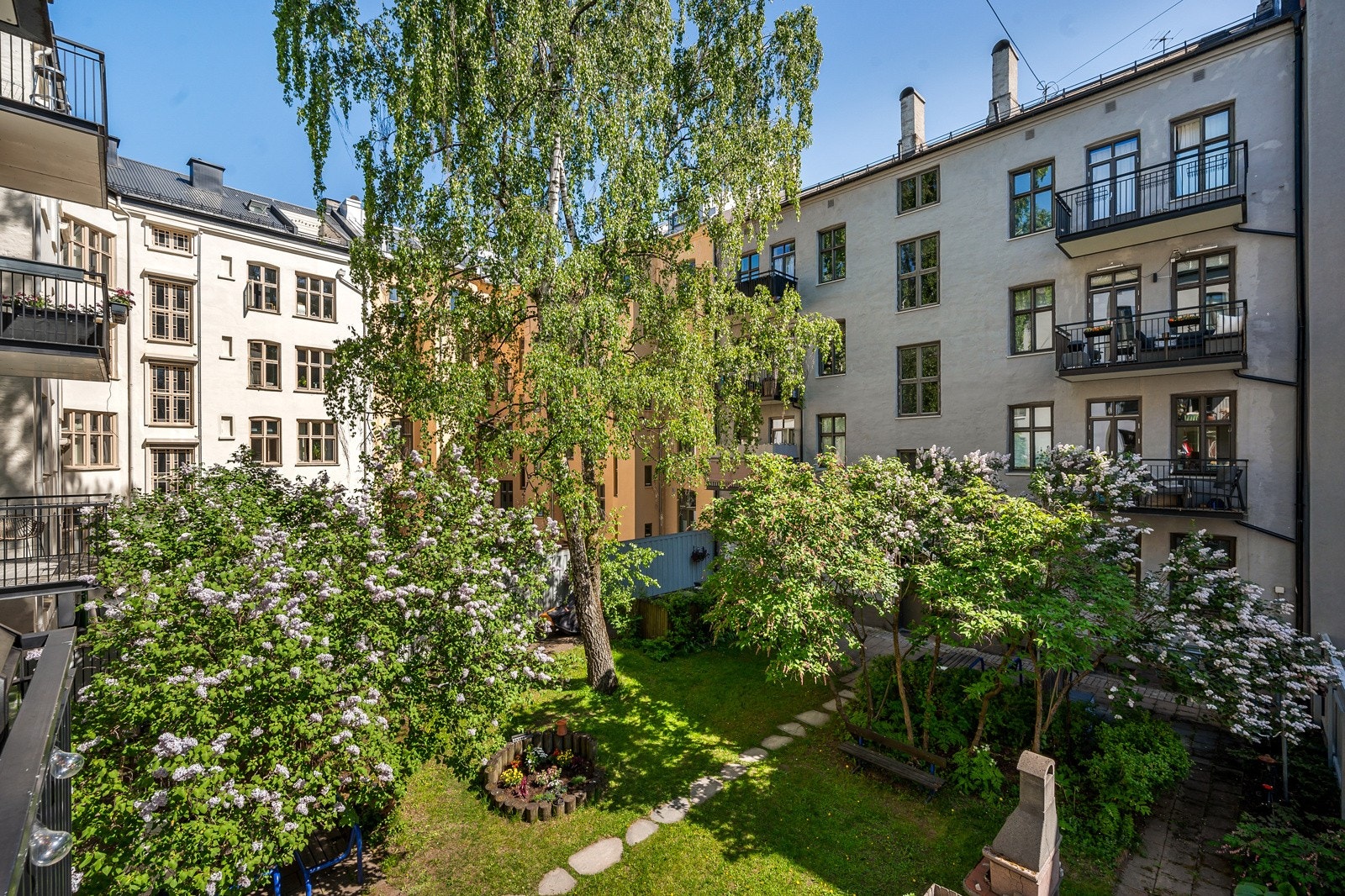 Borettslaget har en pent opparbeidet tomt med fine grøntområder, grillplass og sittegrupper. Denne utsikten her ser du fra både balkong og fra soverommet. Galleribilde