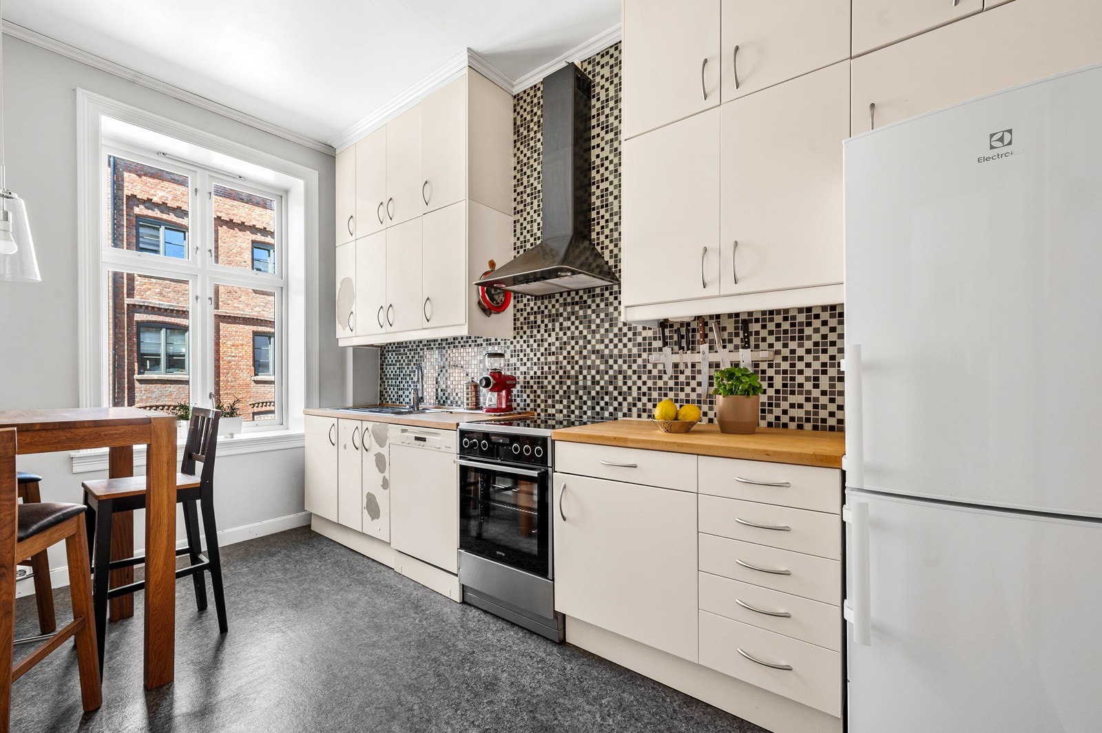 Praktisk plassert kjøkken i eget rom. Her vil du få rikelig med skap- og benkeplass, samt hyggelig del for et frokostbord. Galleribilde