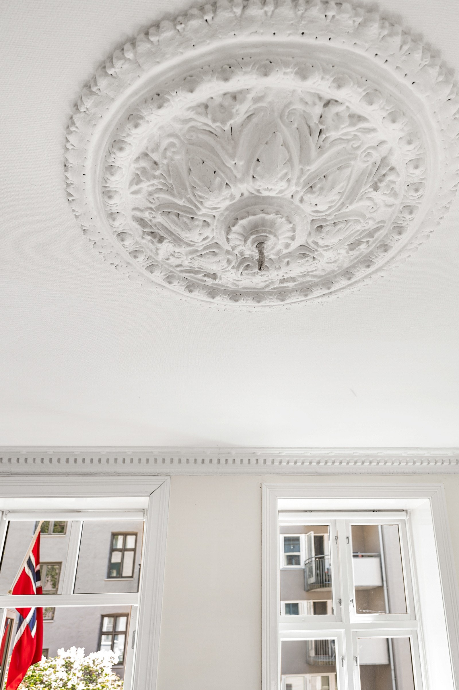 Leiligheten har klassiske detaljer som rosett og stukkatur, samt en gjennomgående god takhøyde. Galleribilde