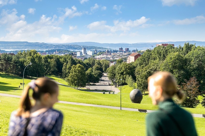 Her får du et glimrende utgangspunkt for tur- og rekreasjon hvor Torshovparken er kun en kort spasertur unna. Du finner Birkelunden og Olaf Ryes plass, samt flotte grøntområder som Sofienbergparken og Akerselva med turstier fra Bjørvika til Maridalen. Galleribilde