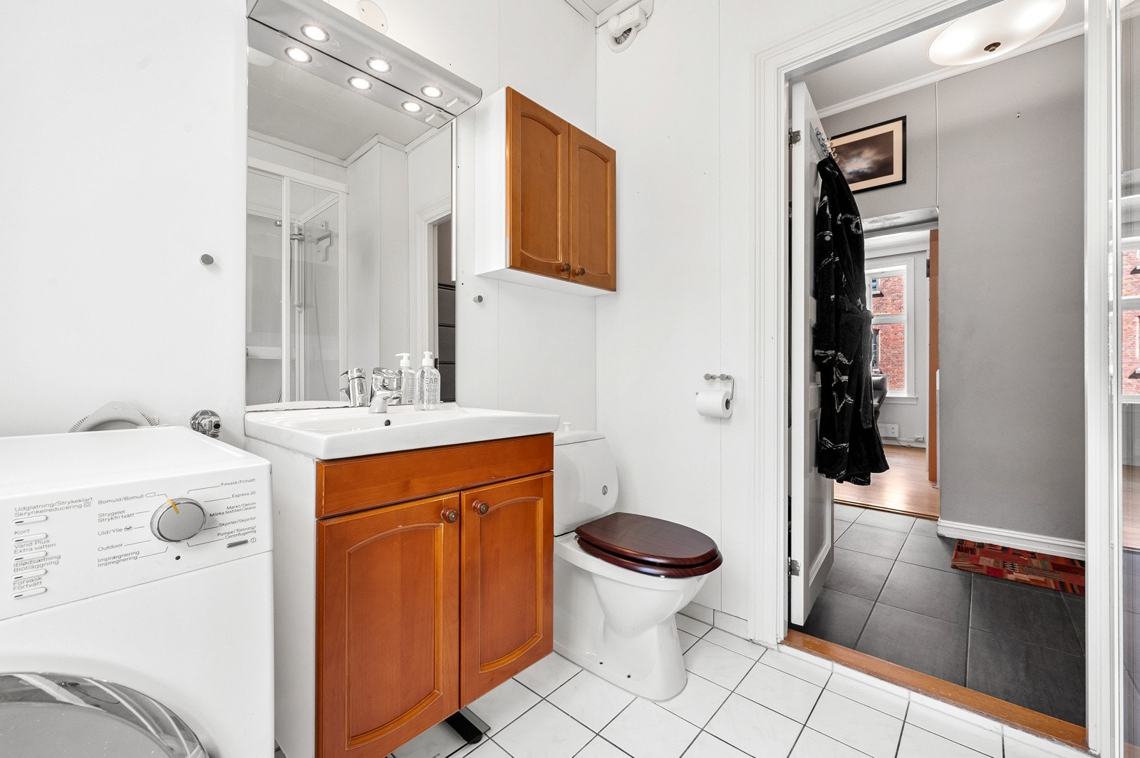 Det er opplegg for vaskemaskin og plass til tørketrommel på badet. Galleribilde