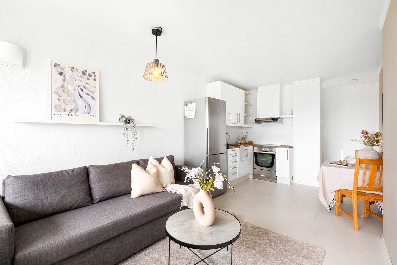 Det er god plass til sofa, tv-løsning og et lite spisebord. Galleribilde