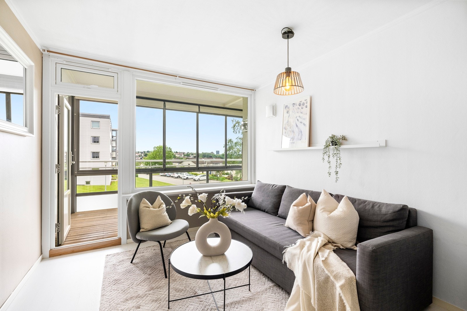 Velkommen til Berings gate 17 - en lys og luftig 1-roms leilighet med fin plassering i byggets andre etasje. Galleribilde