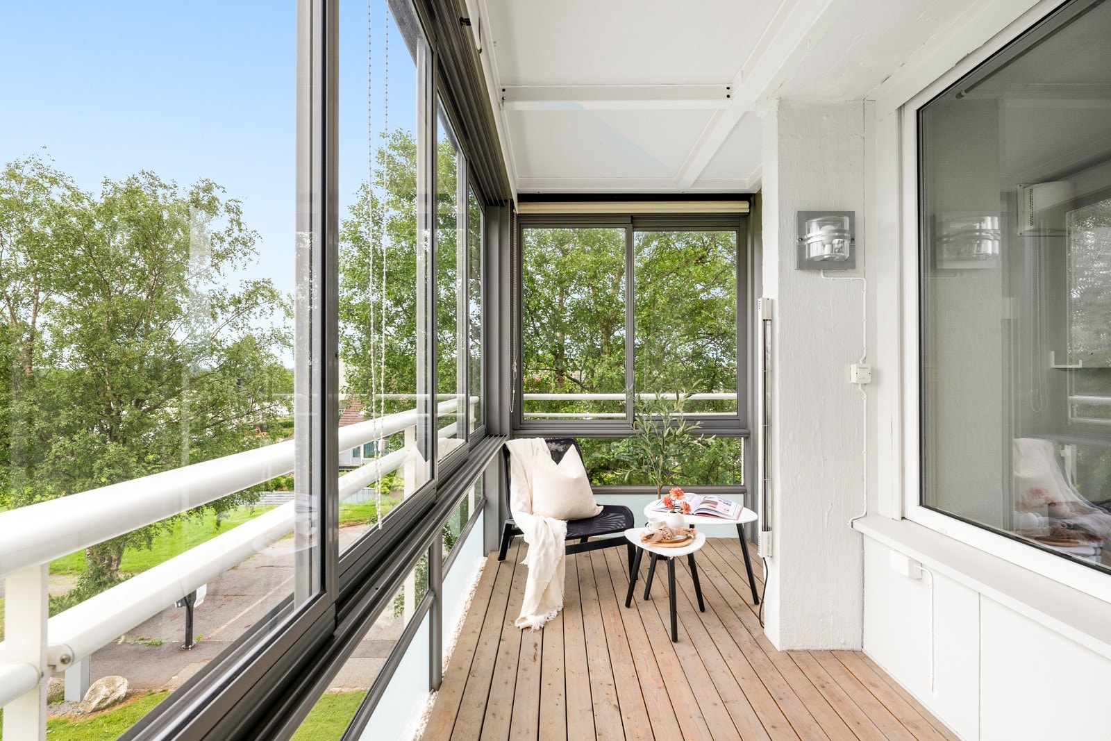 Den innglassede balkongen er en perfekt forlengelse av stuen, og kan fint benyttes fra mars til september. Galleribilde