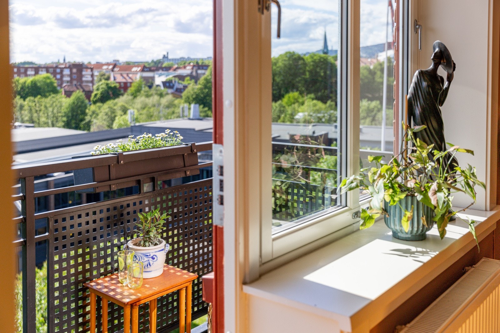 Nydelig utsikt og ingen innsyn! Om sommeren blir balkongen en naturlig forlengelse av stuen. Galleribilde