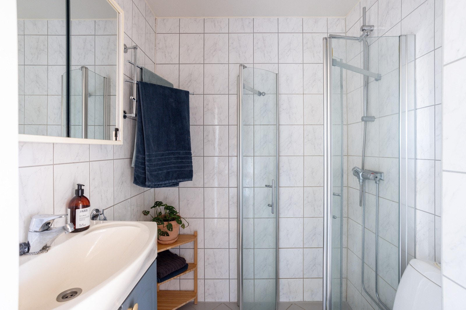 Leiligheten har et pent flislagt baderom med gulvvarme som ble pusset opp i regi av borettslaget i 2004. Galleribilde