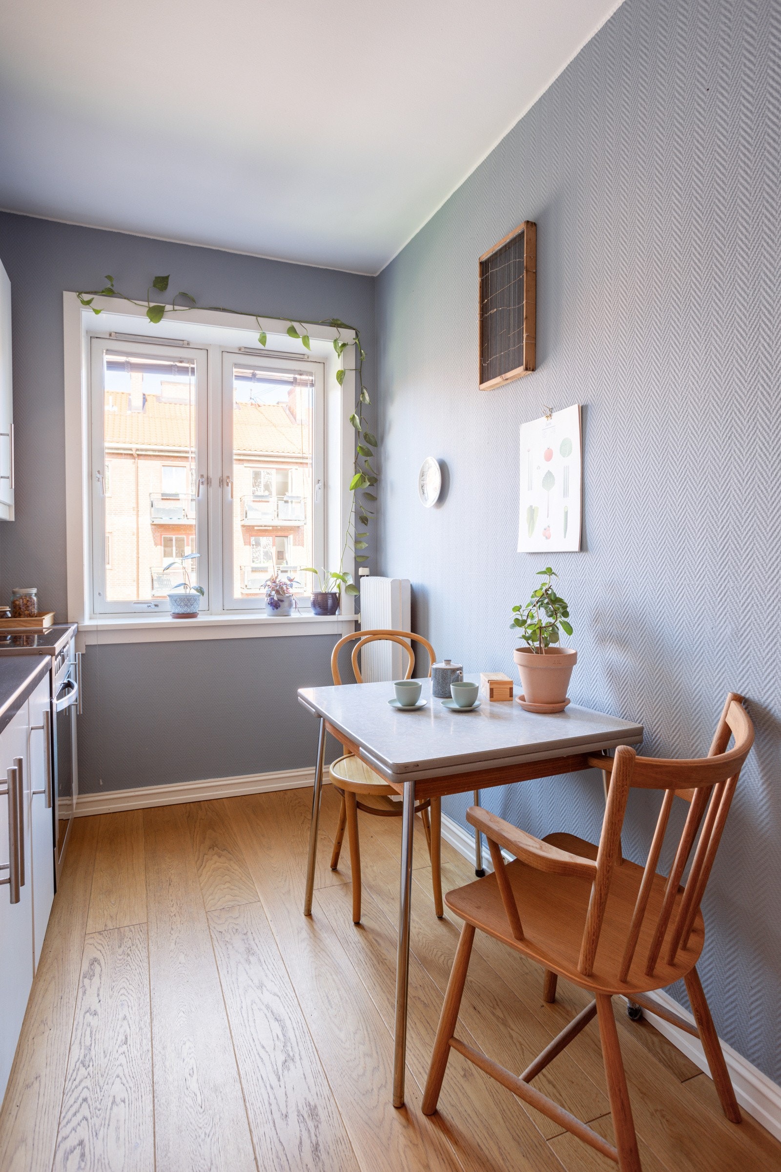 Kjøkkenet har pen enstavs parkett på gulv og overflater malt i en fin blåfarge. Galleribilde