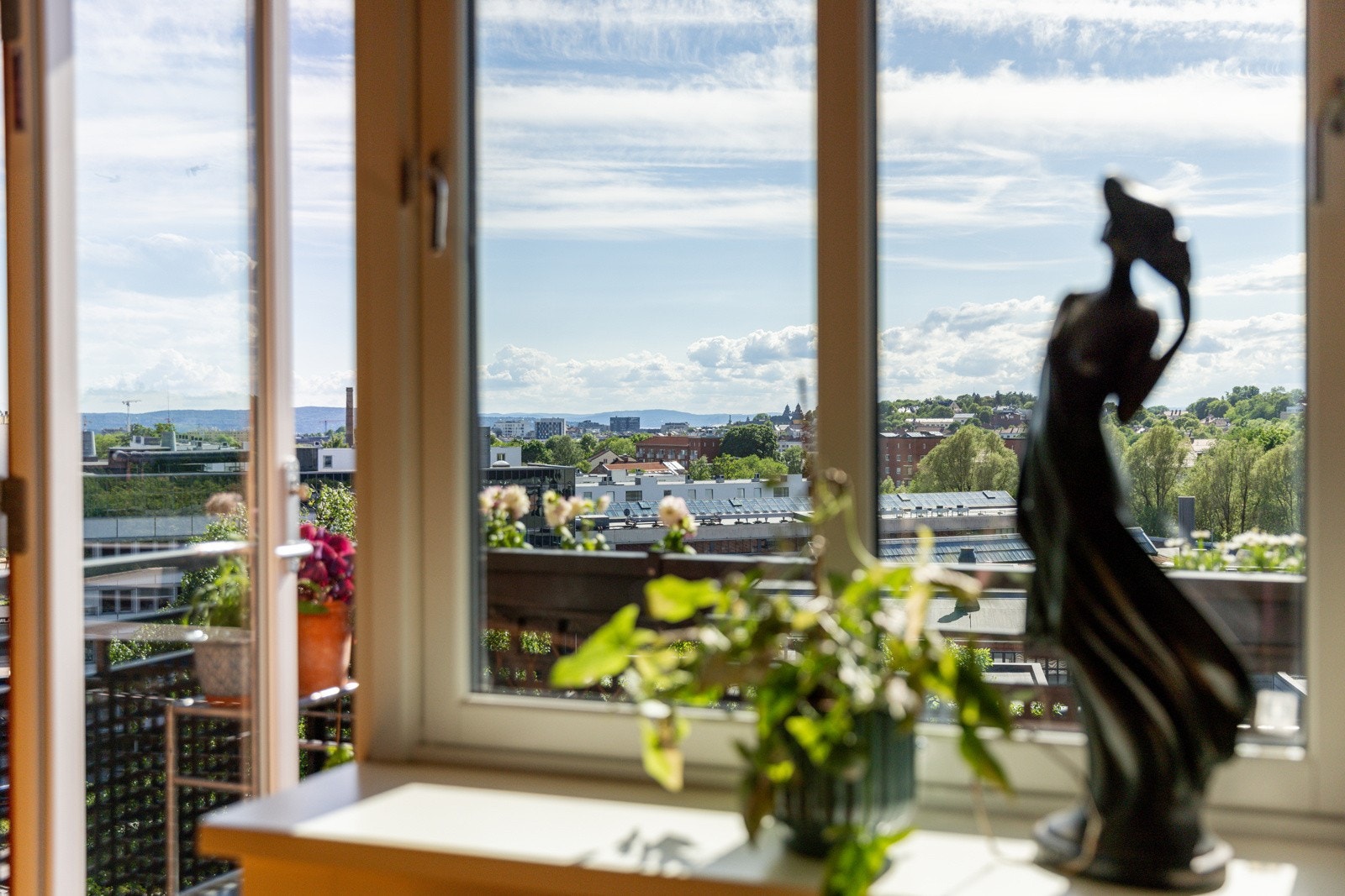 Vinduet i stuen og balkongdøren var nye i 2010, og det er dyp vinduskarm som er perfekt for planter og dekor. Galleribilde