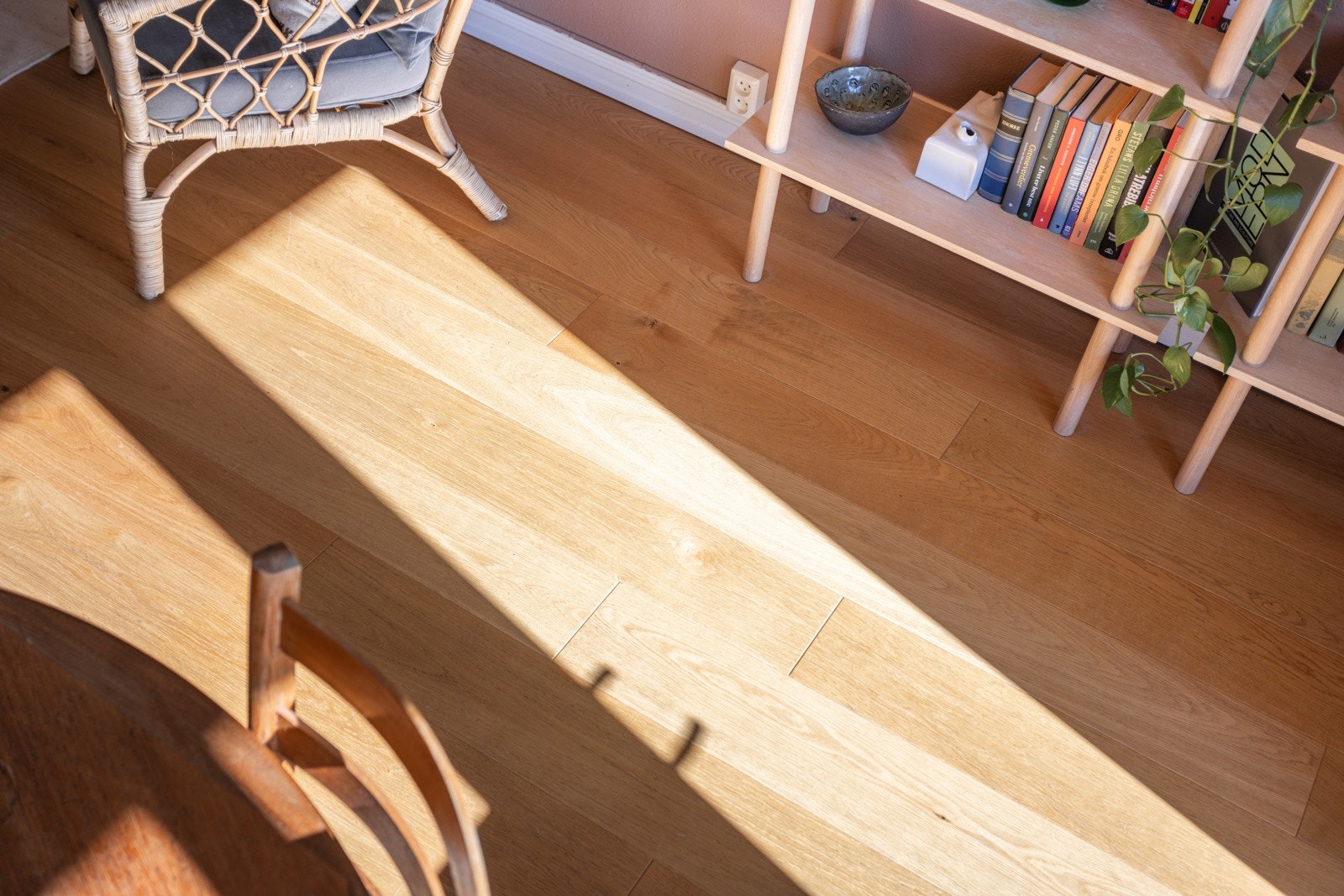Leiligheten holdes god og lun på vinterstid med bergvarme til radiatorer. Både oppvarming, varmtvann og bredbånd fra Telia er inkludert i felleskostnadene. Galleribilde
