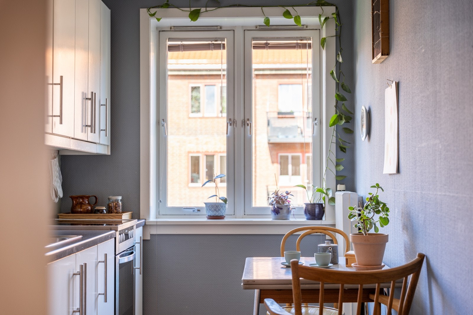 På kjøkkenet har du plass til et koselig frokostbord som gjør at også kjøkkenet blir et ekstra oppholdsrom. Galleribilde