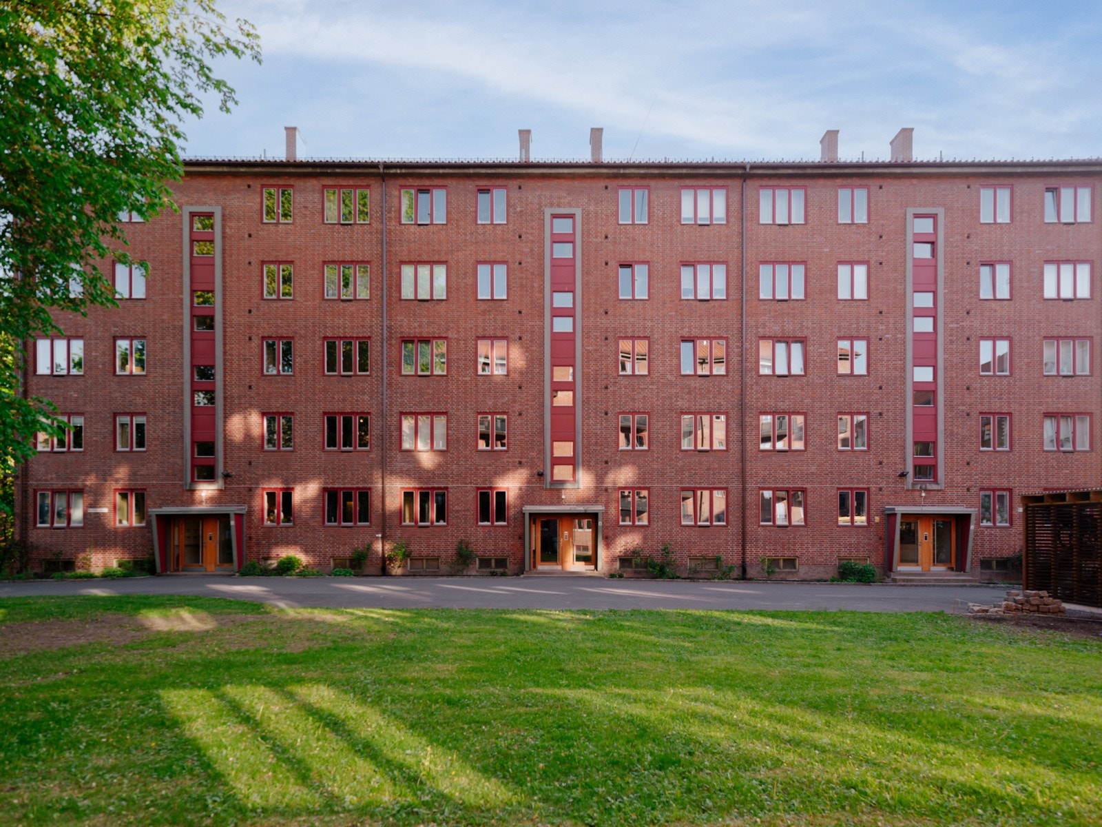 Bygget ligger innerst i en grønn og frodig bakgård, uten gjennomgangstrafikk og god avstand til nærmeste bygg. Galleribilde