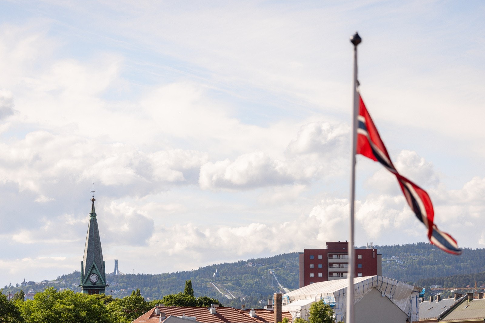Her sitter du høyt, fritt og solrikt med nydelig utsikt over byens tak og mot Holmenkollen i vest. Galleribilde