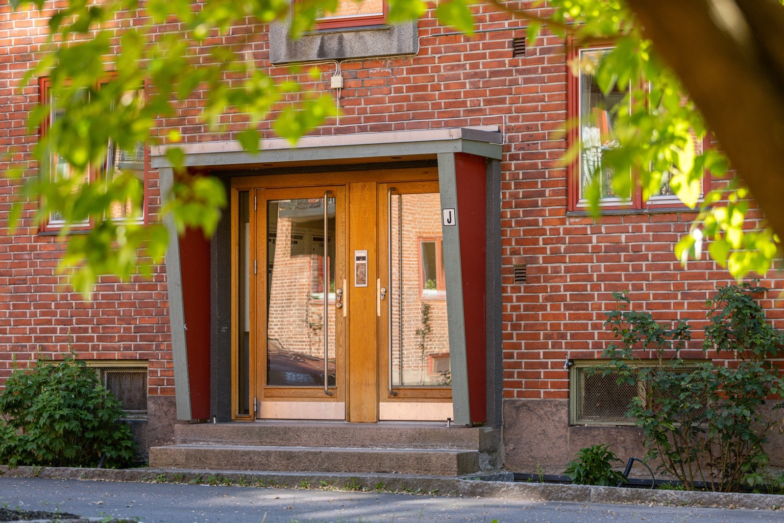 Flott inngangsparti med nye moderne dører i glass og tre, og nytt callinganlegg til leilighetene. Galleribilde