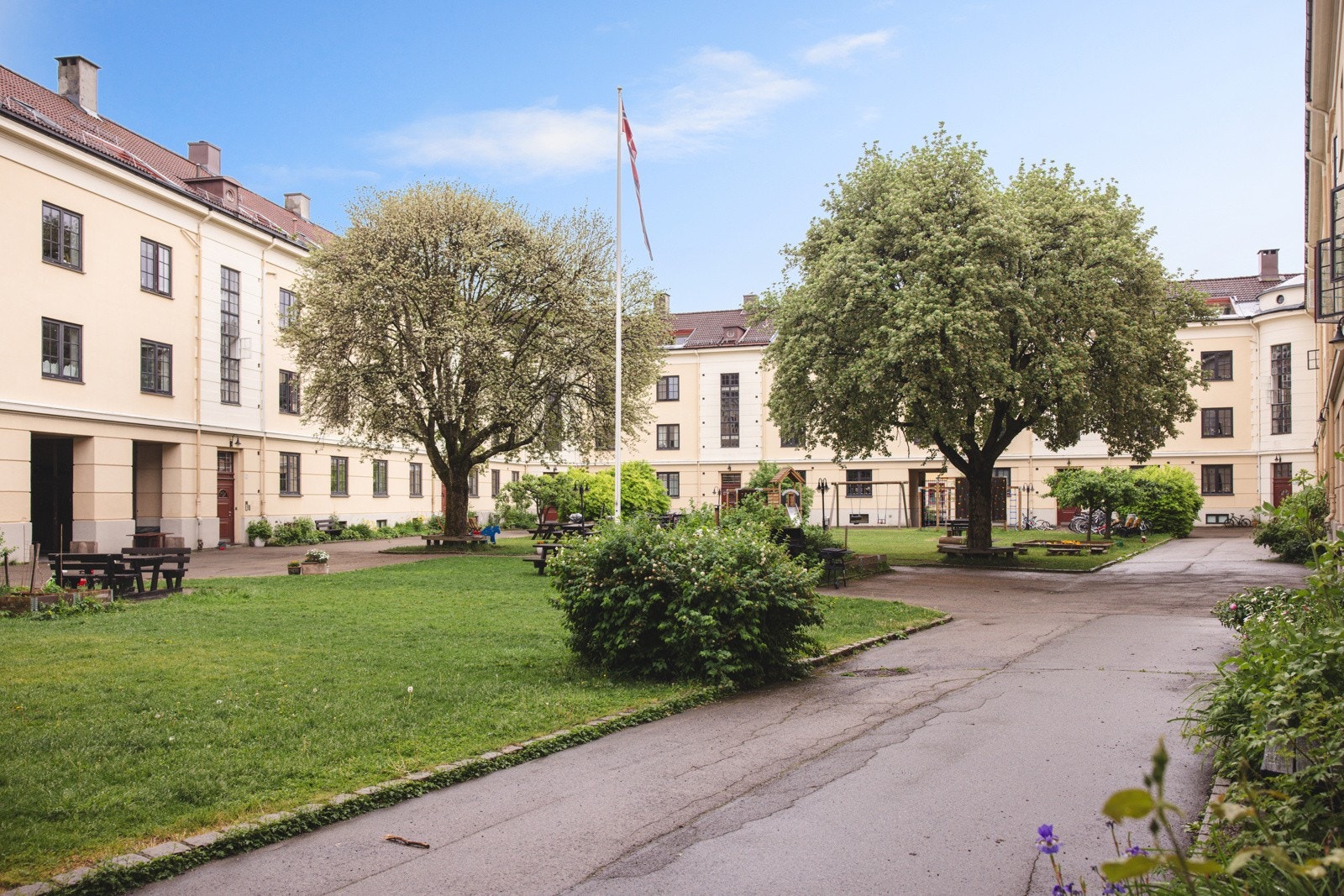 Gårdsrommet er avskjermet og meget barnevennlig, og fungerer som et flott sosialt møtested for beboerne. Det er etablert barnevognsparkering for hensetning av barnevogner og felles sykkelparkering. Galleribilde