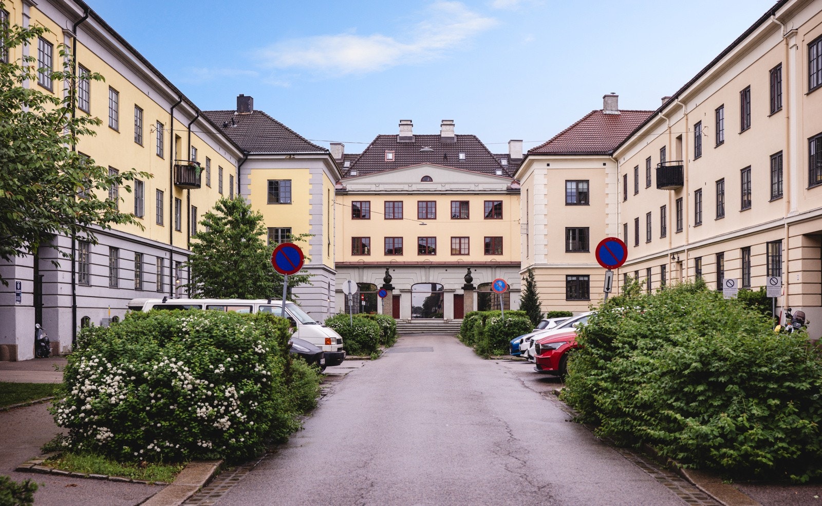 Søylegården (som refererer til begge borettslag på hver sin side av bilde) er uten tvil en arkitektonisk perle, tegnet av Harald Hals som var en velrennomert byplanlegger og arkitekt i sin tid. Galleribilde
