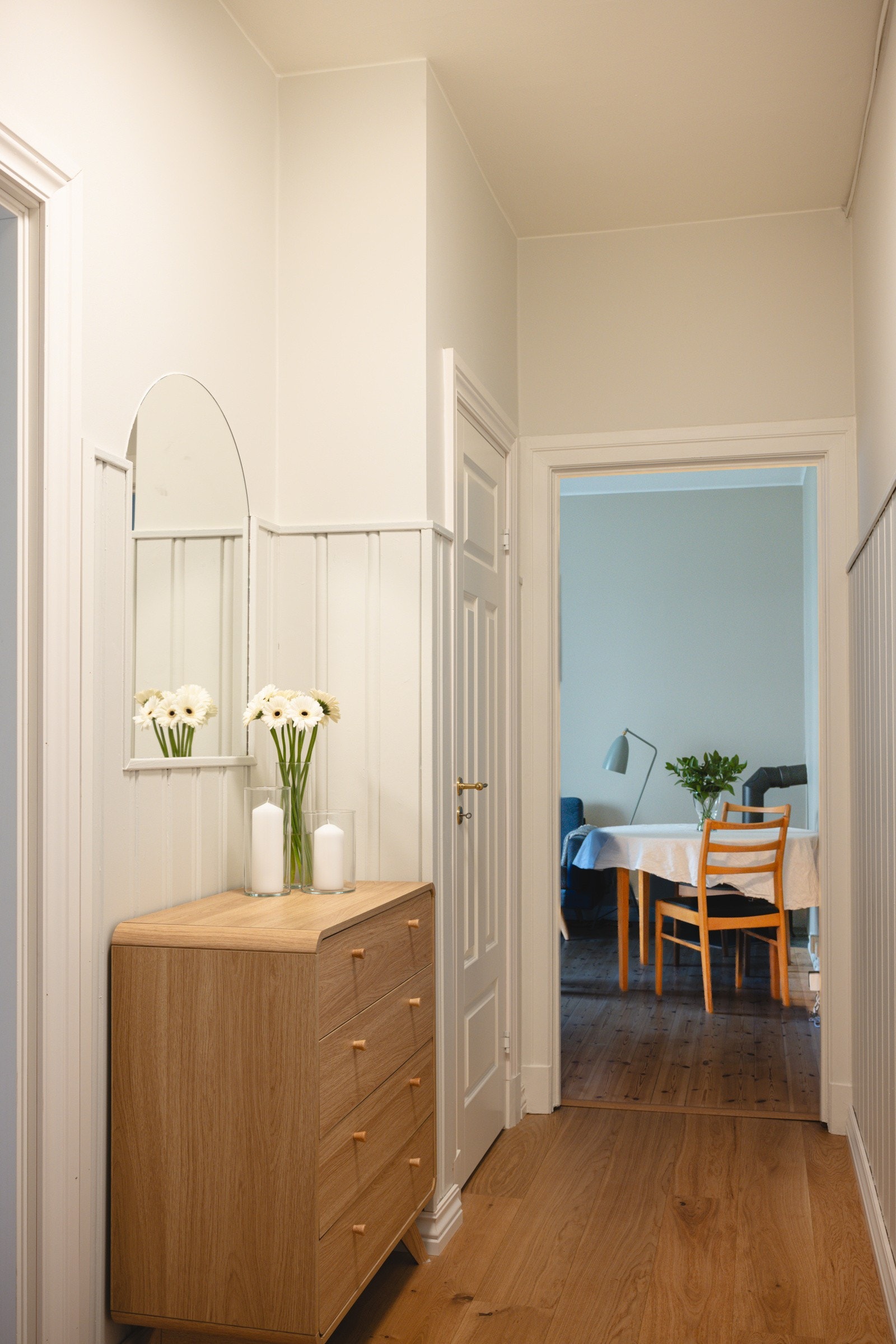 Entréen har inngang til samtlige rom i boligen, med Galleribilde