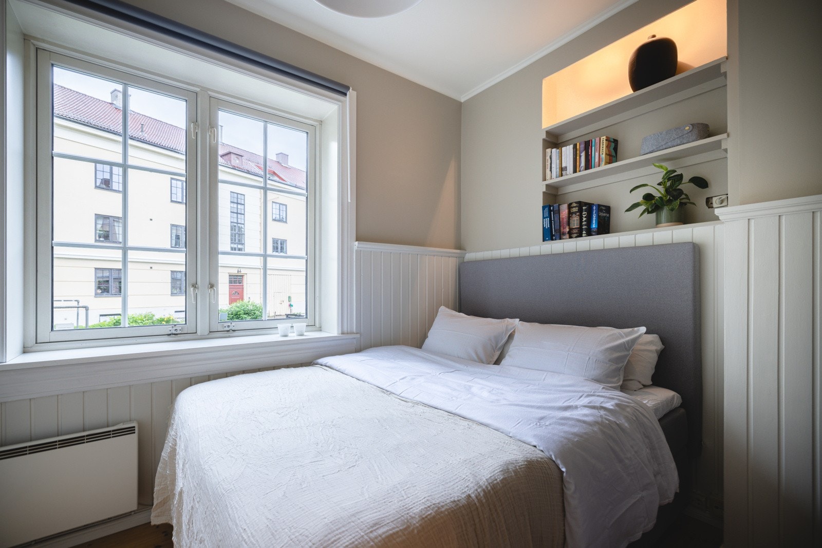 Romslig soverom vendt inn mot pent opparbeidet gårdsrom. Legg merke til de plassbygde hyllene over sengen! Galleribilde