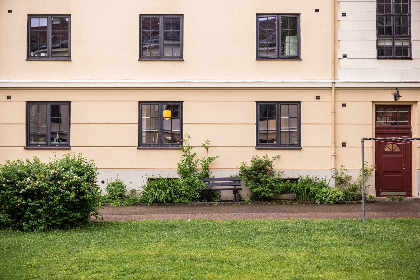 Boligen ligger i 1.etasje, med de to vinduene nærmest døren til høyre i bilde. Galleribilde