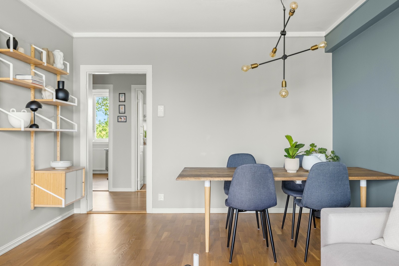 Leiligheten er malt i tidsriktig og moderne fargevalg. Galleribilde