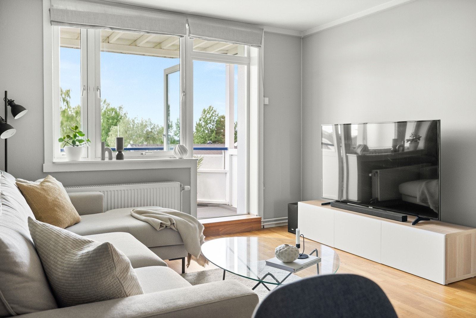 Boligen er gjennomgående, og oppleves som meget lys og luftig. Galleribilde