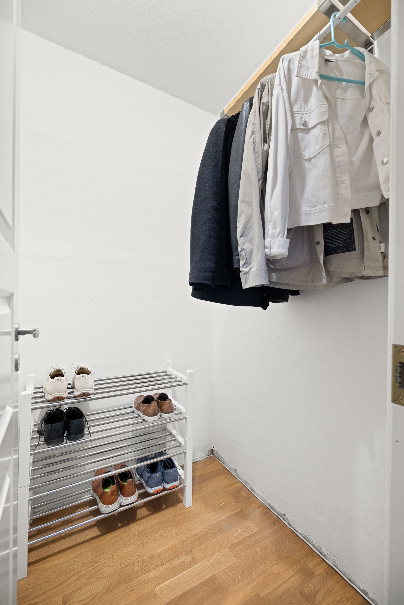I tilknytning til entréen er det adkomst til en svært praktisk bod/garderobe. Galleribilde