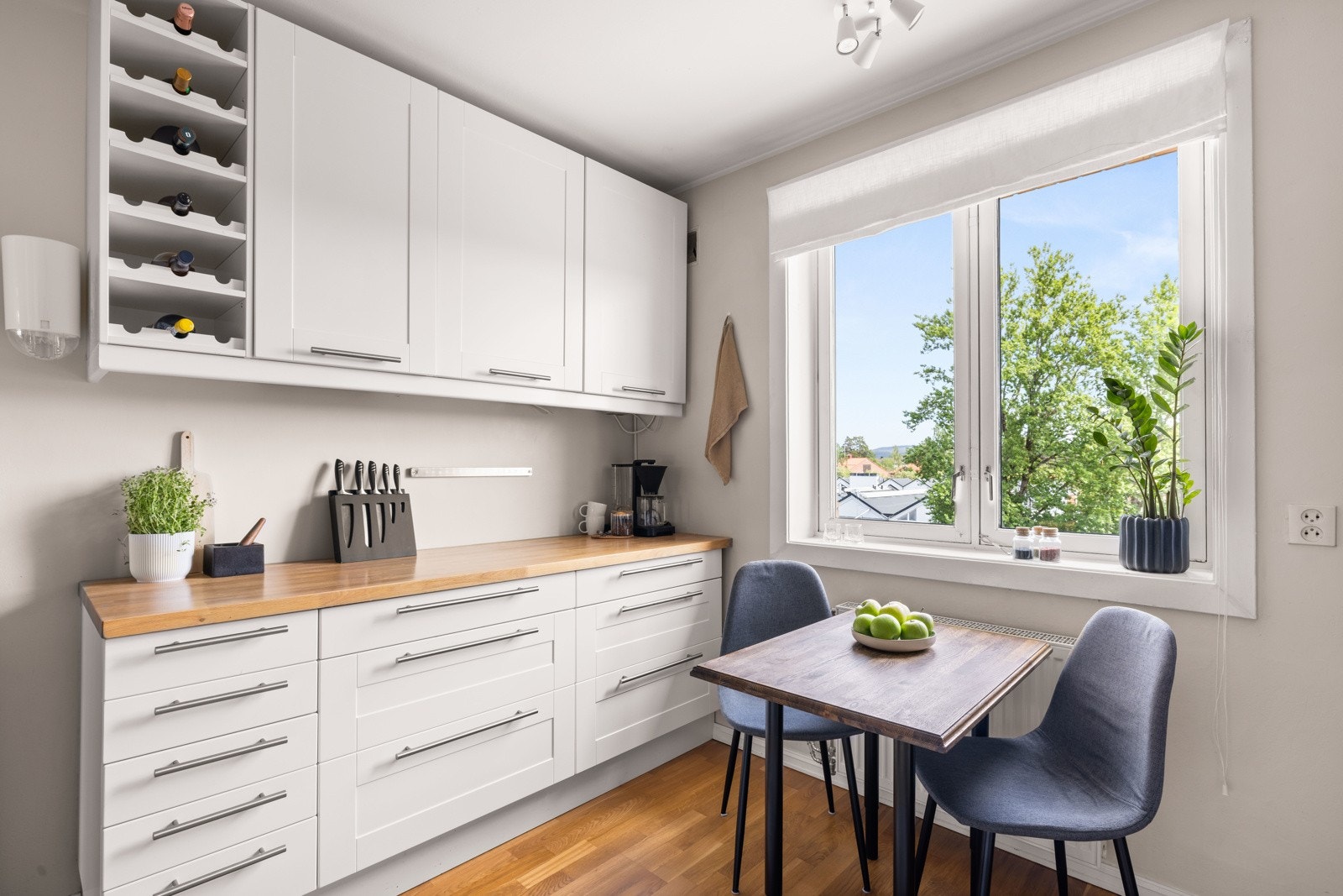 Du får god plass til å innrede med et spisebord også inne på kjøkkenet. Galleribilde