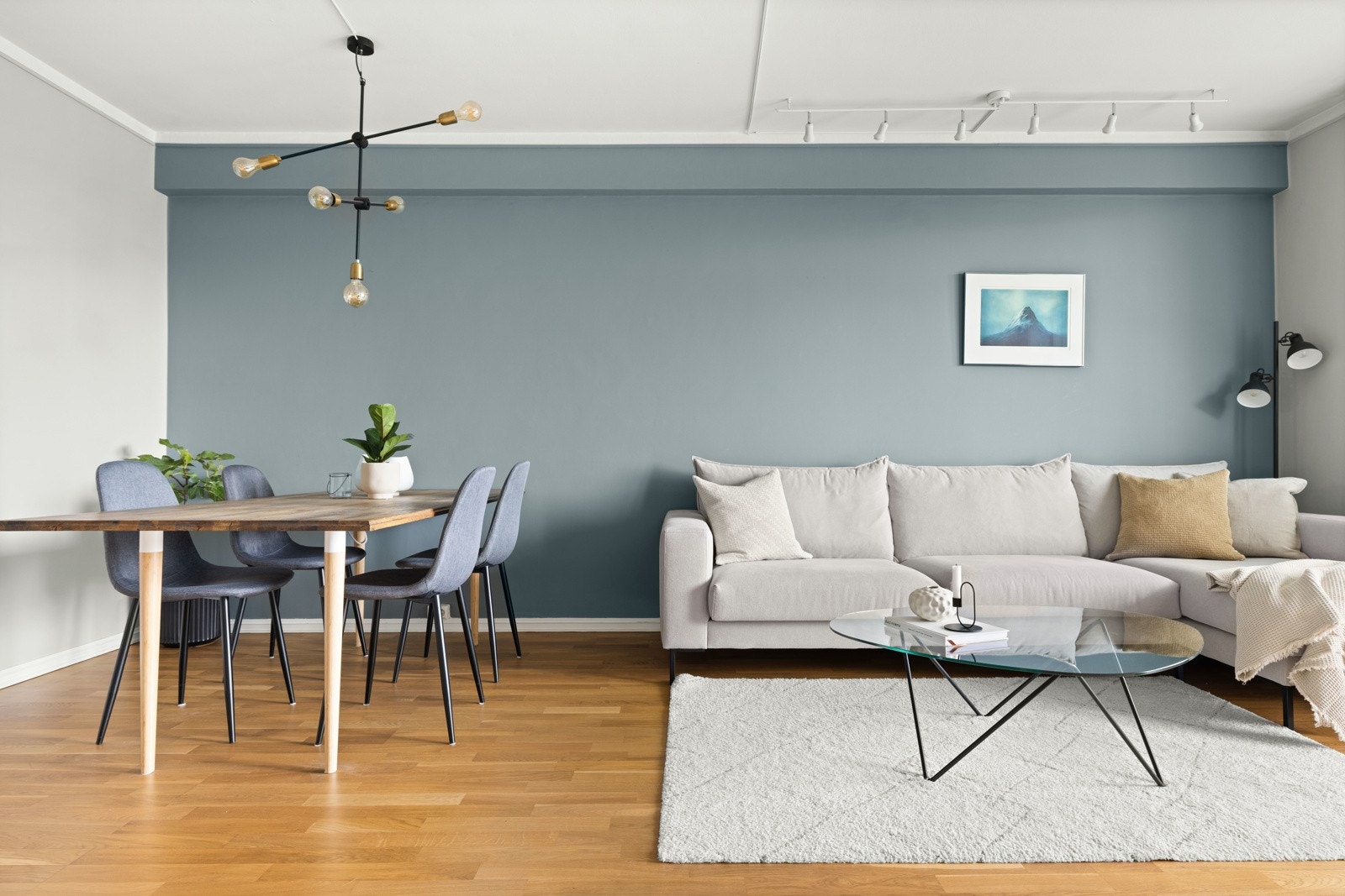 Stuen er romslig, og du får god plass til å innrede med et stort spisebord. Galleribilde