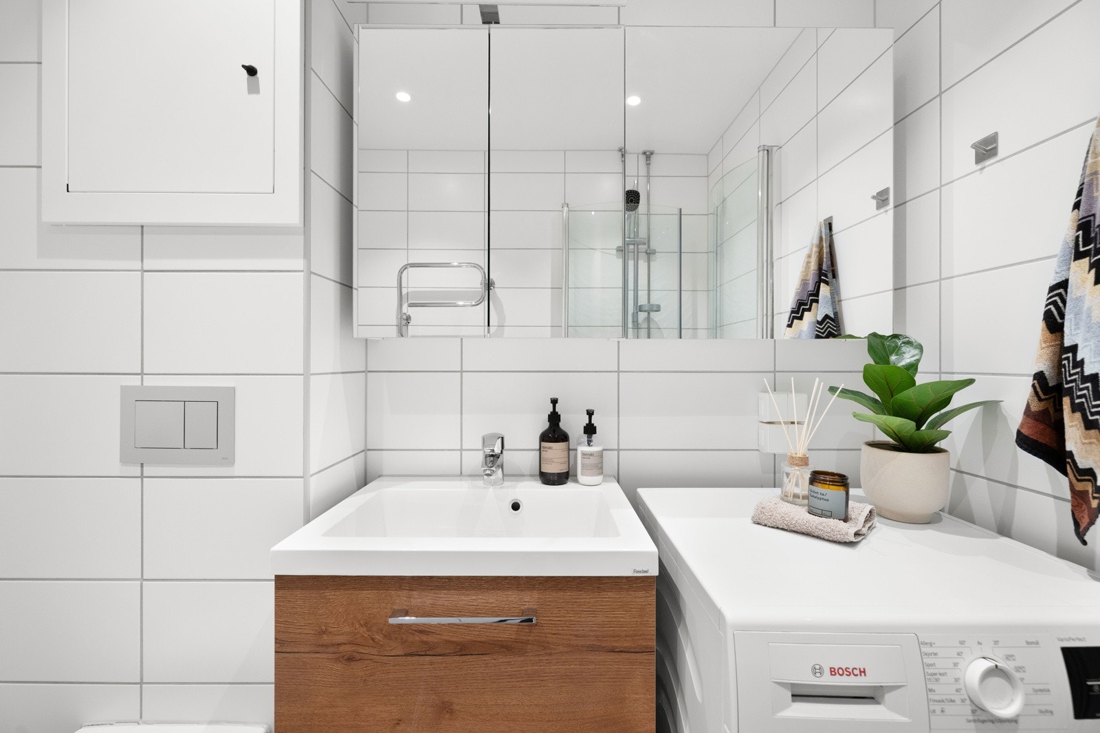 Malt, senket himling med innfelte LED-downlights med dimmer. Galleribilde