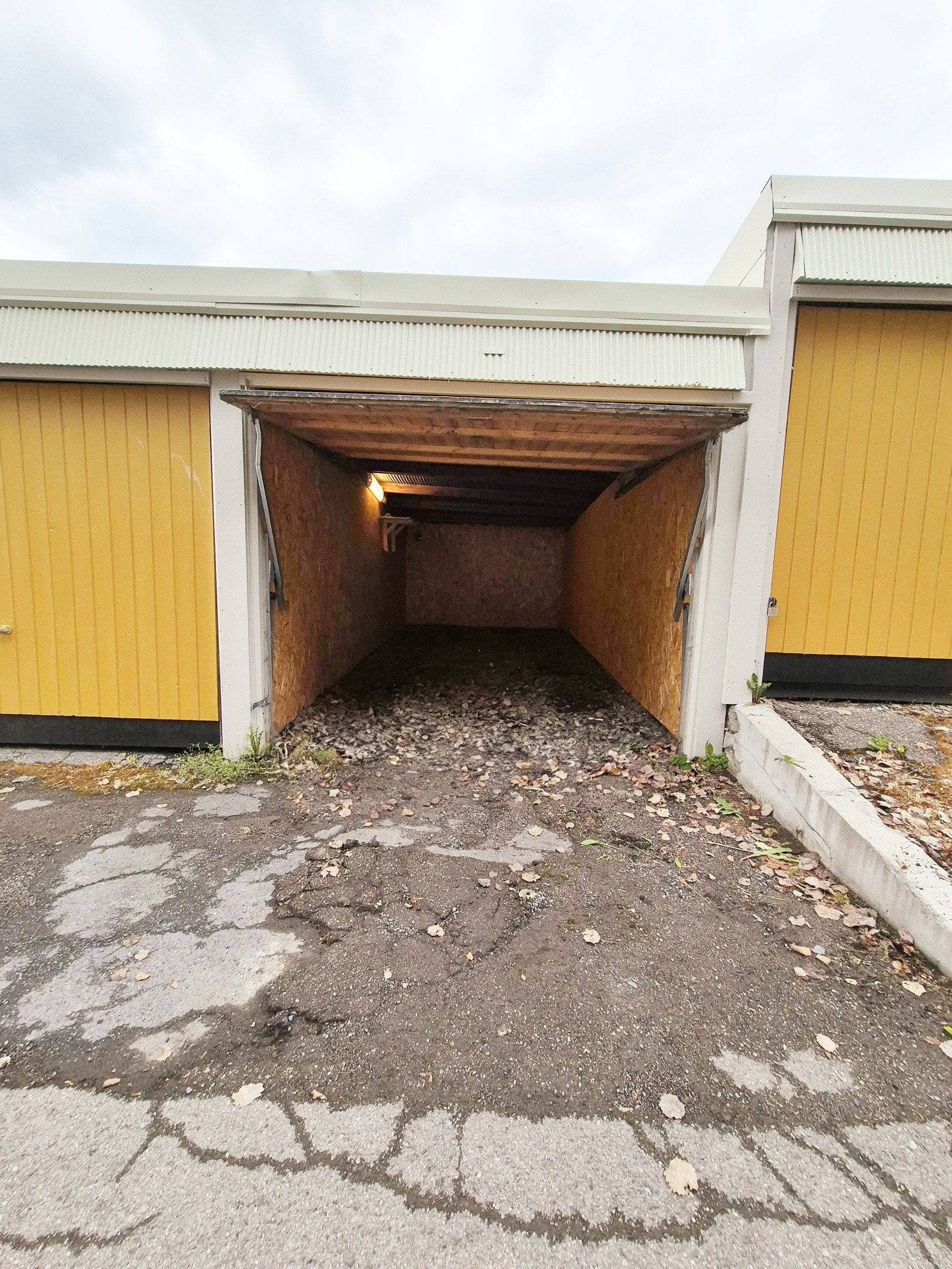 Garasjen har belysning og mulighet for opplegg for elbillader. Galleribilde