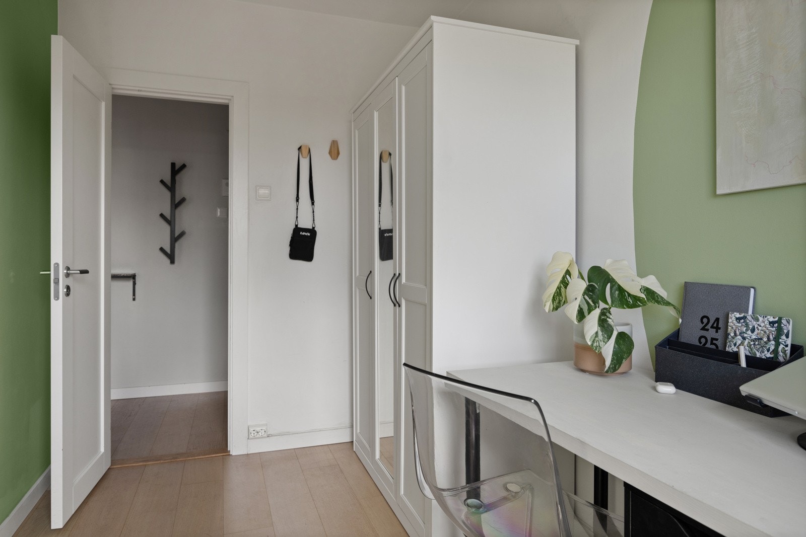 Soverom 2 med plass til seng og garderobe. Galleribilde