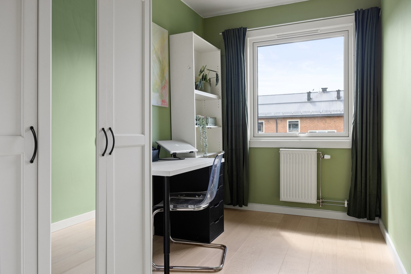 Soverom 2 med plass til seng og garderobe. Galleribilde