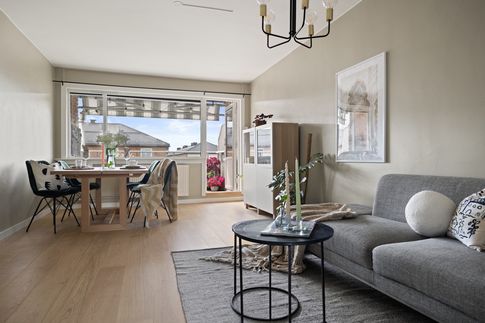 Leiligheten har en lys og innbydende stue. Galleribilde