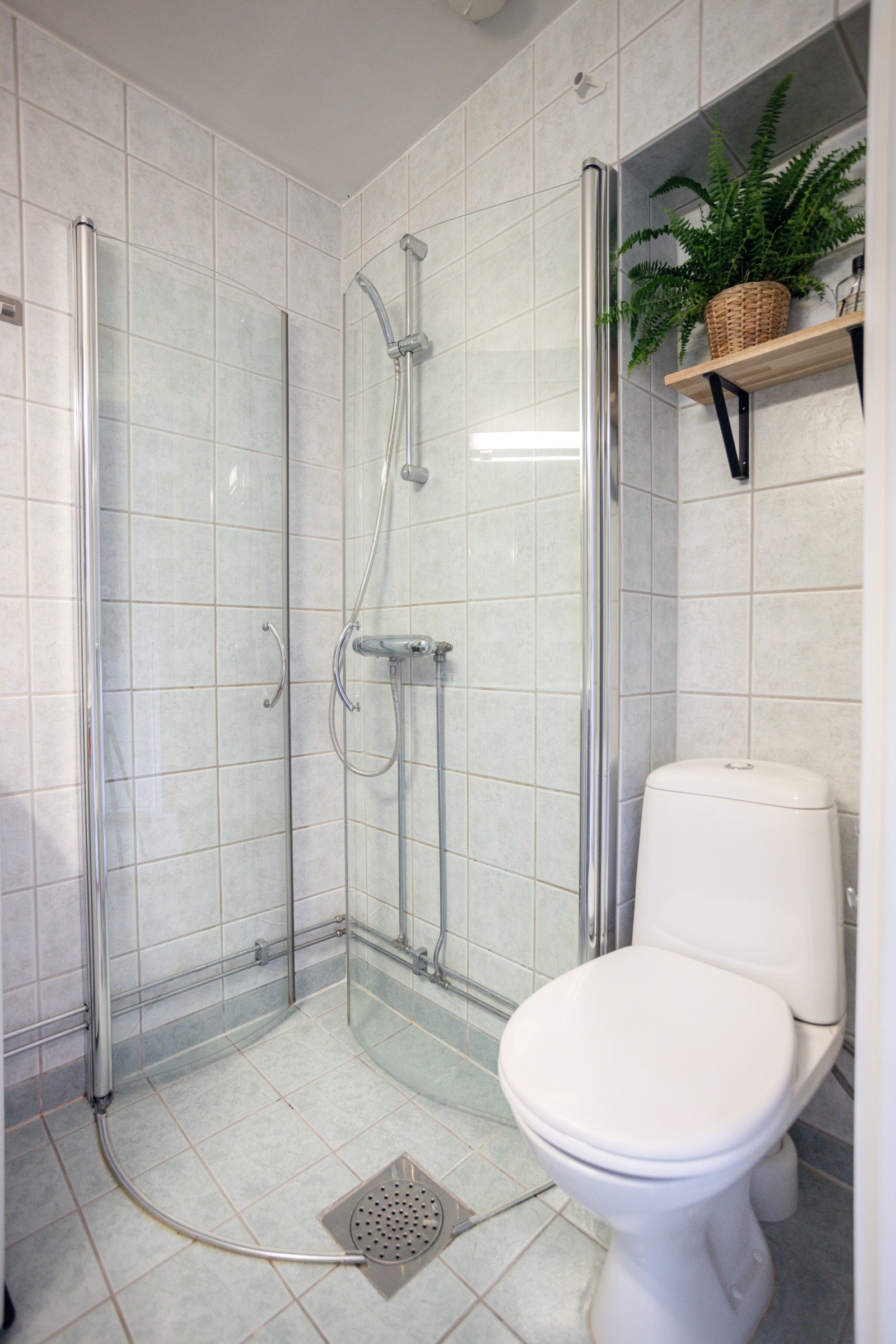 Badet har varmekabler på gulvet og opplegg for vaskemaskin. Galleribilde