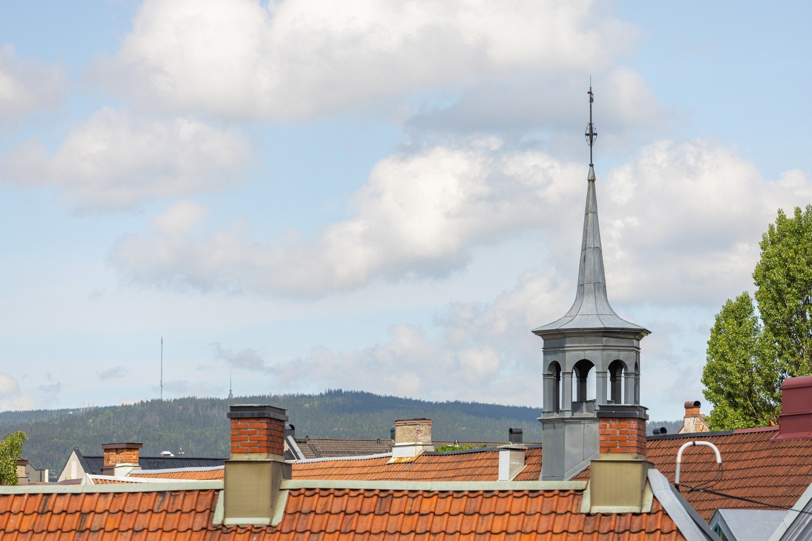 Fra oppholdsrommet ser man rett mot Krystallpalasset og Holmenkollen. Galleribilde
