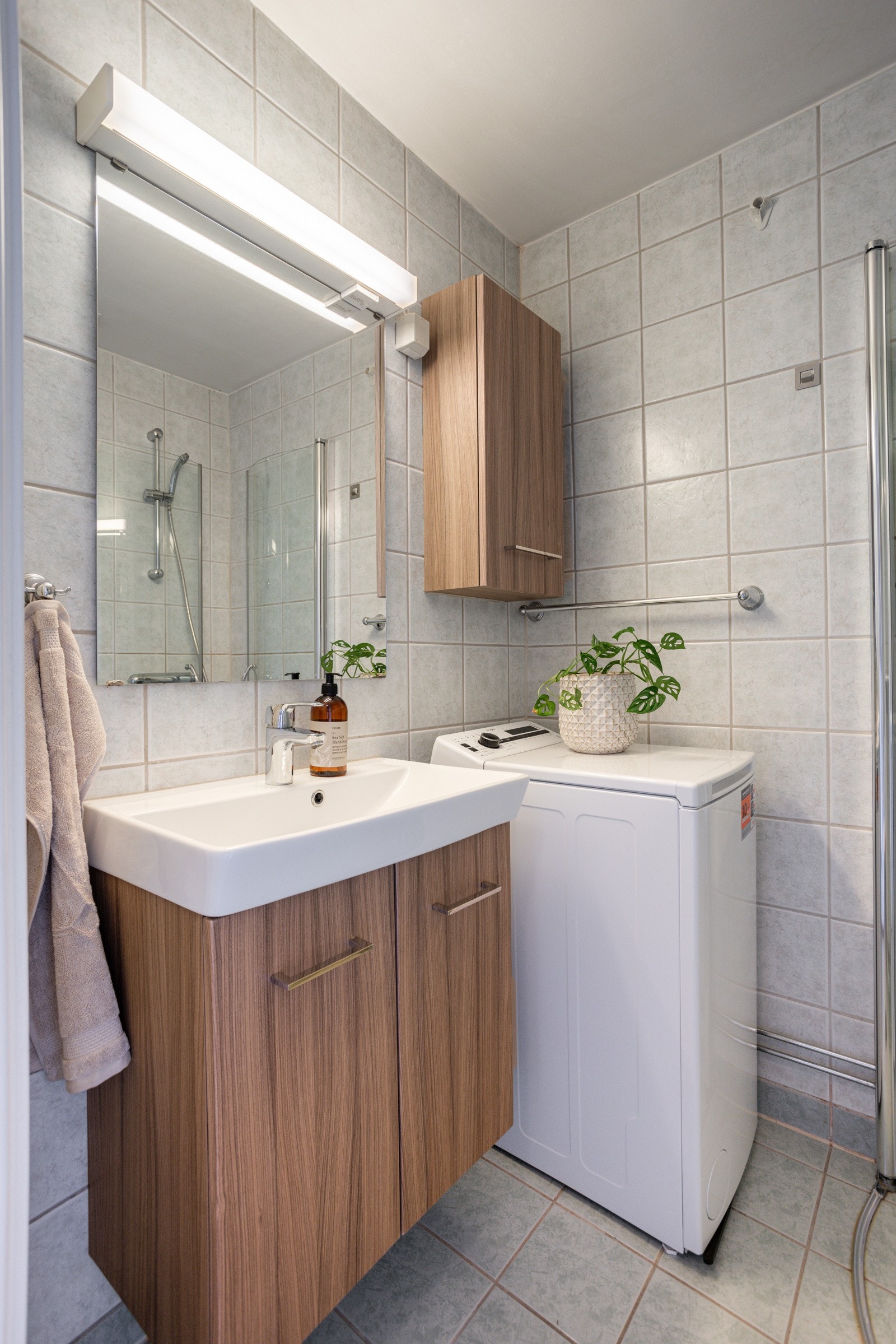 Badet er i senere tid oppgradert med nytt baderomsmøblement og toalett. Galleribilde