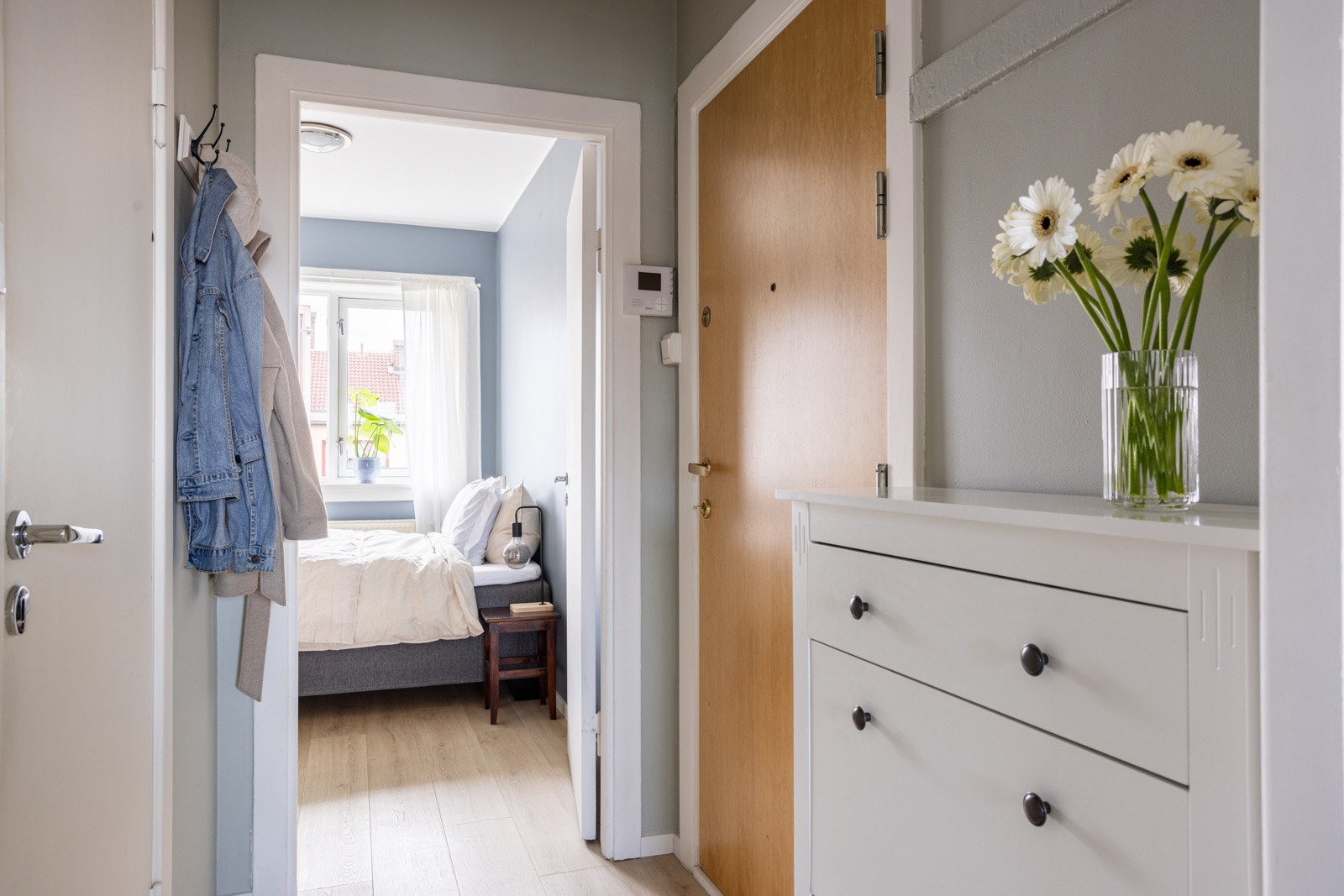 Entre med plass til sko og yttertøy. Nyere dørcalling med video. Galleribilde